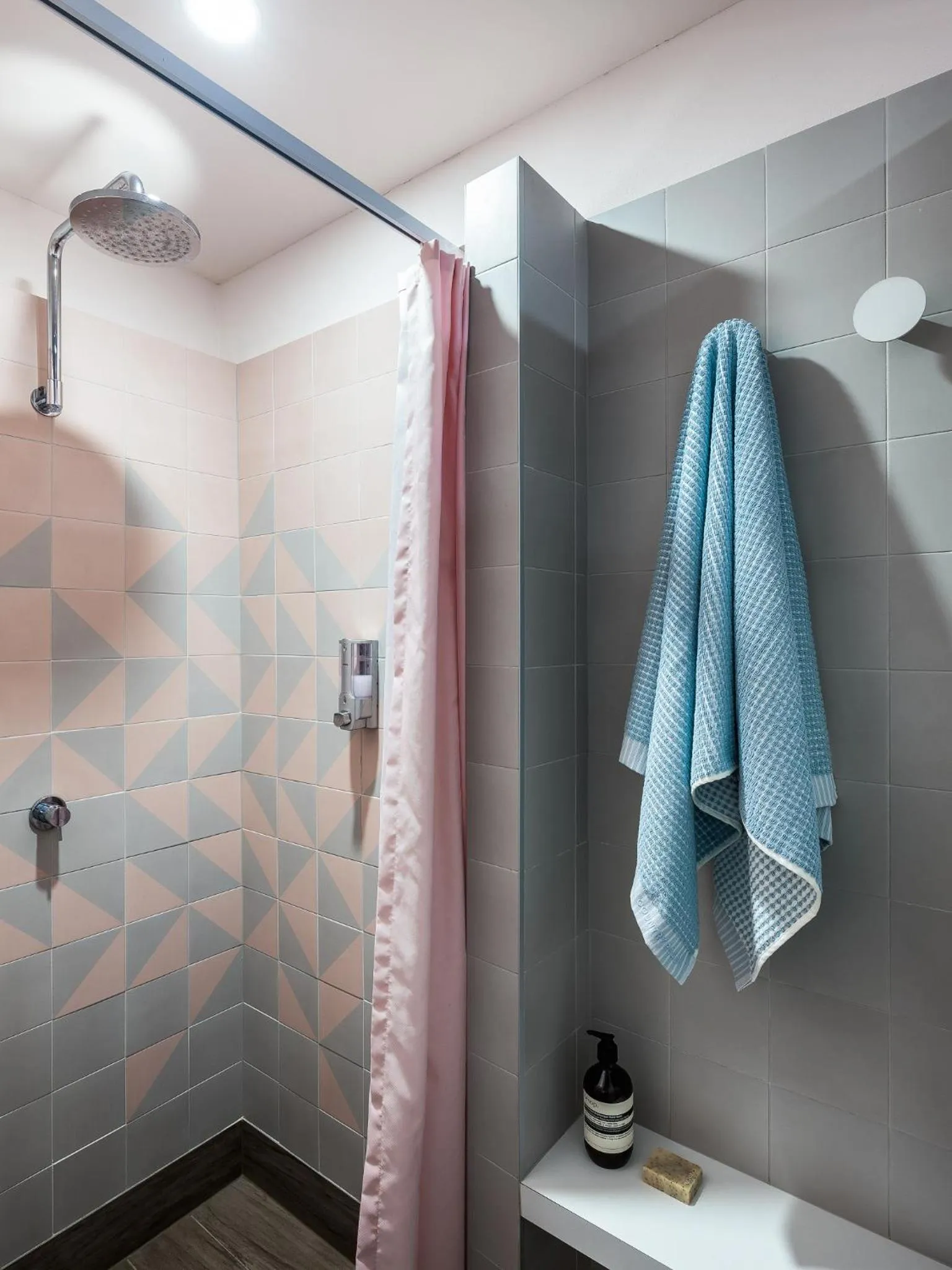 Bathroom in Manly Backpackers