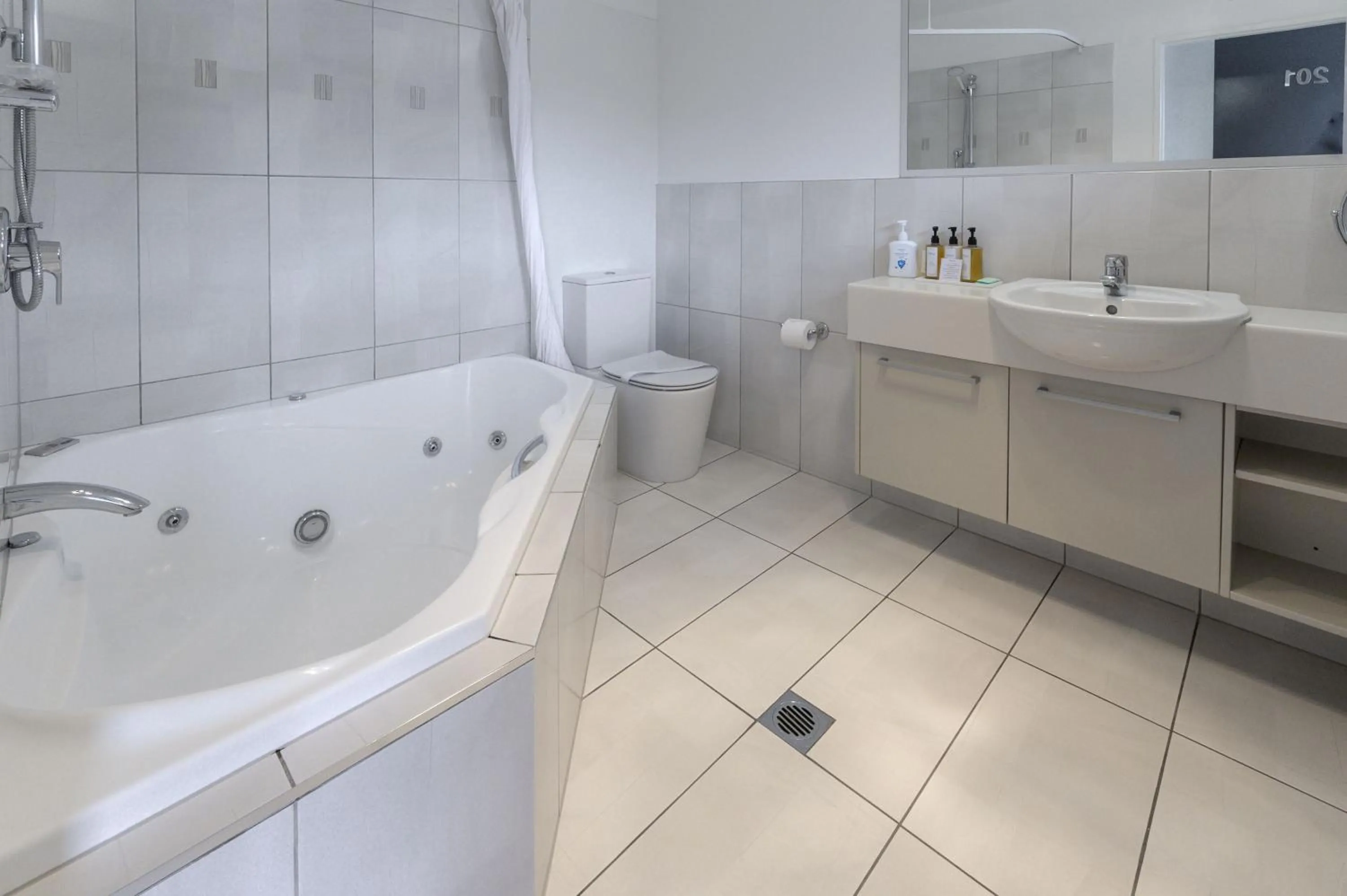 Bathroom in Palazzo Motor Lodge