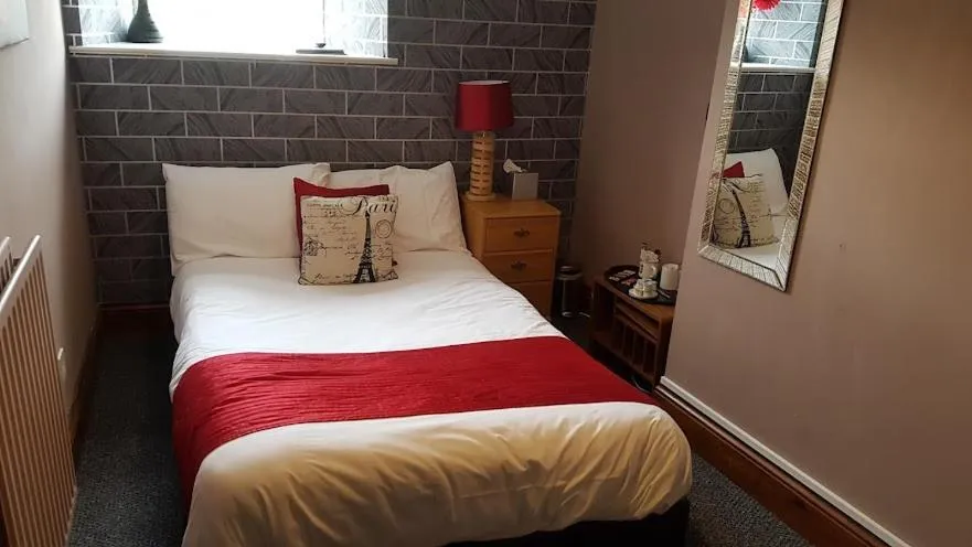 Photo of the whole room, Bed in Forresters Bar & French Restaurant with Rooms