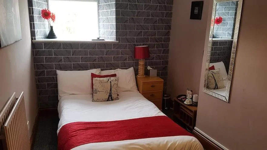 Bedroom, Bed in Forresters Bar & French Restaurant with Rooms