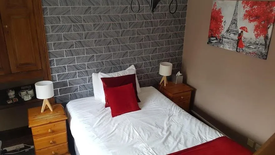 Bedroom, Bed in Forresters Bar & French Restaurant with Rooms