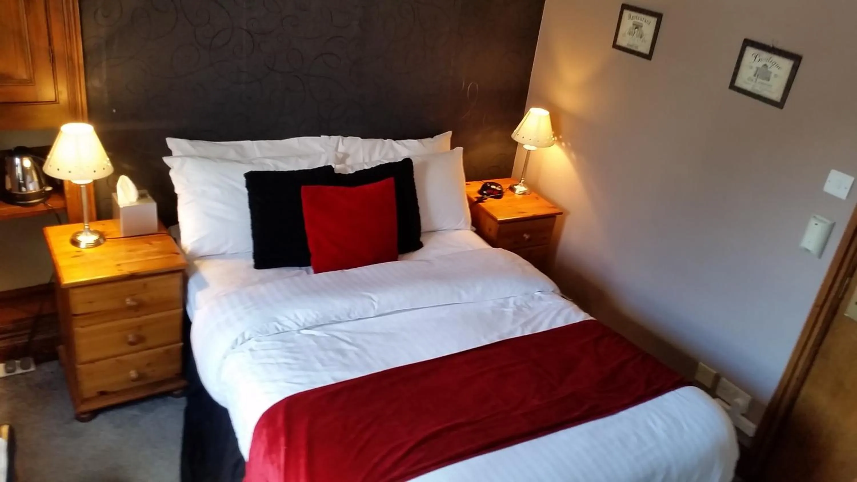 Photo of the whole room, Bed in Forresters Bar & French Restaurant with Rooms