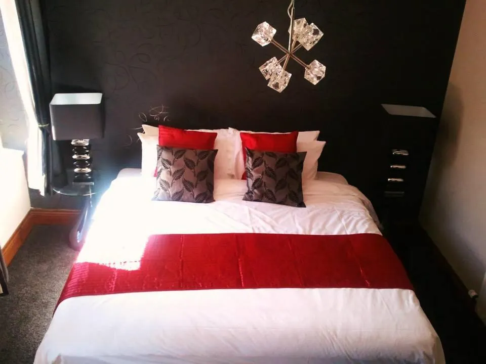 Photo of the whole room, Bed in Forresters Bar & French Restaurant with Rooms