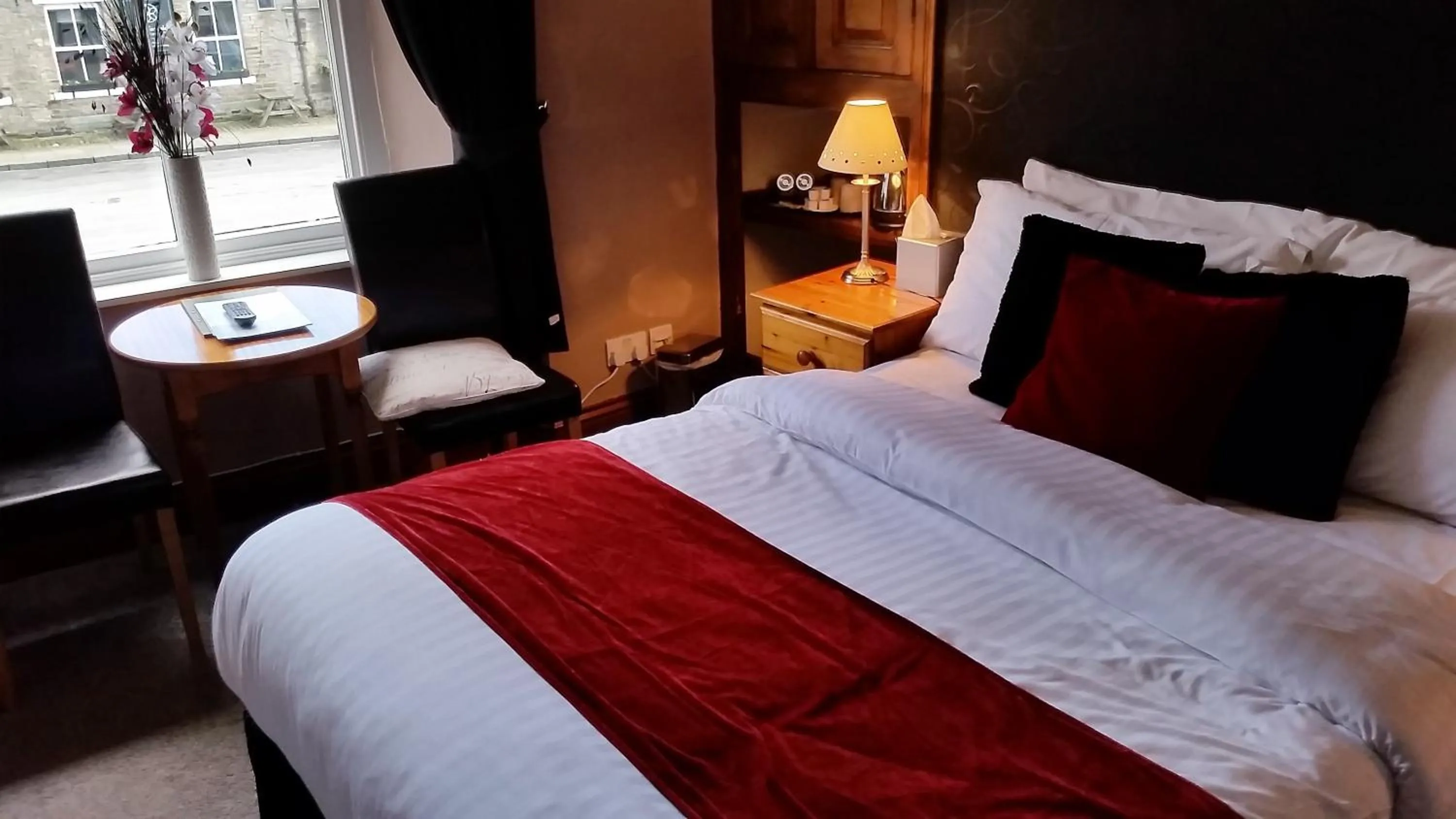 Photo of the whole room, Bed in Forresters Bar & French Restaurant with Rooms