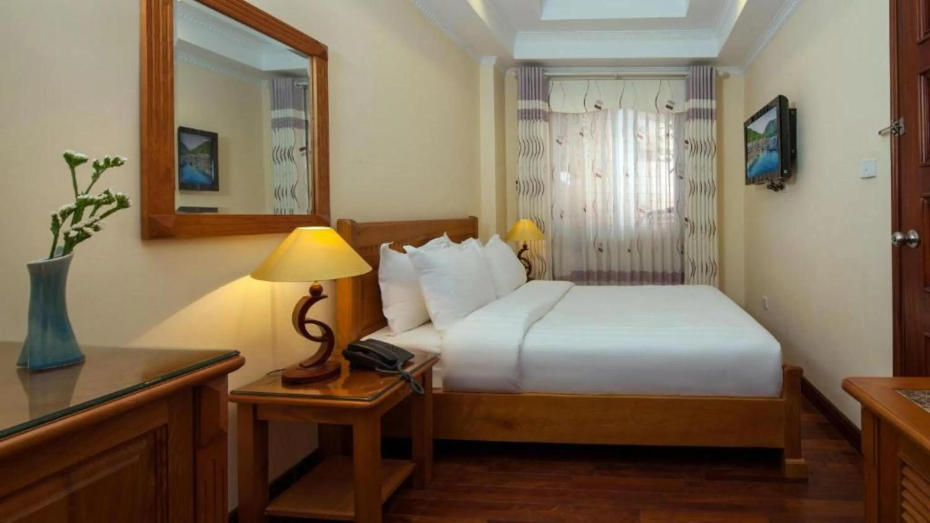 Photo of the whole room, Bed in Lucky 3 Hotel & Travel