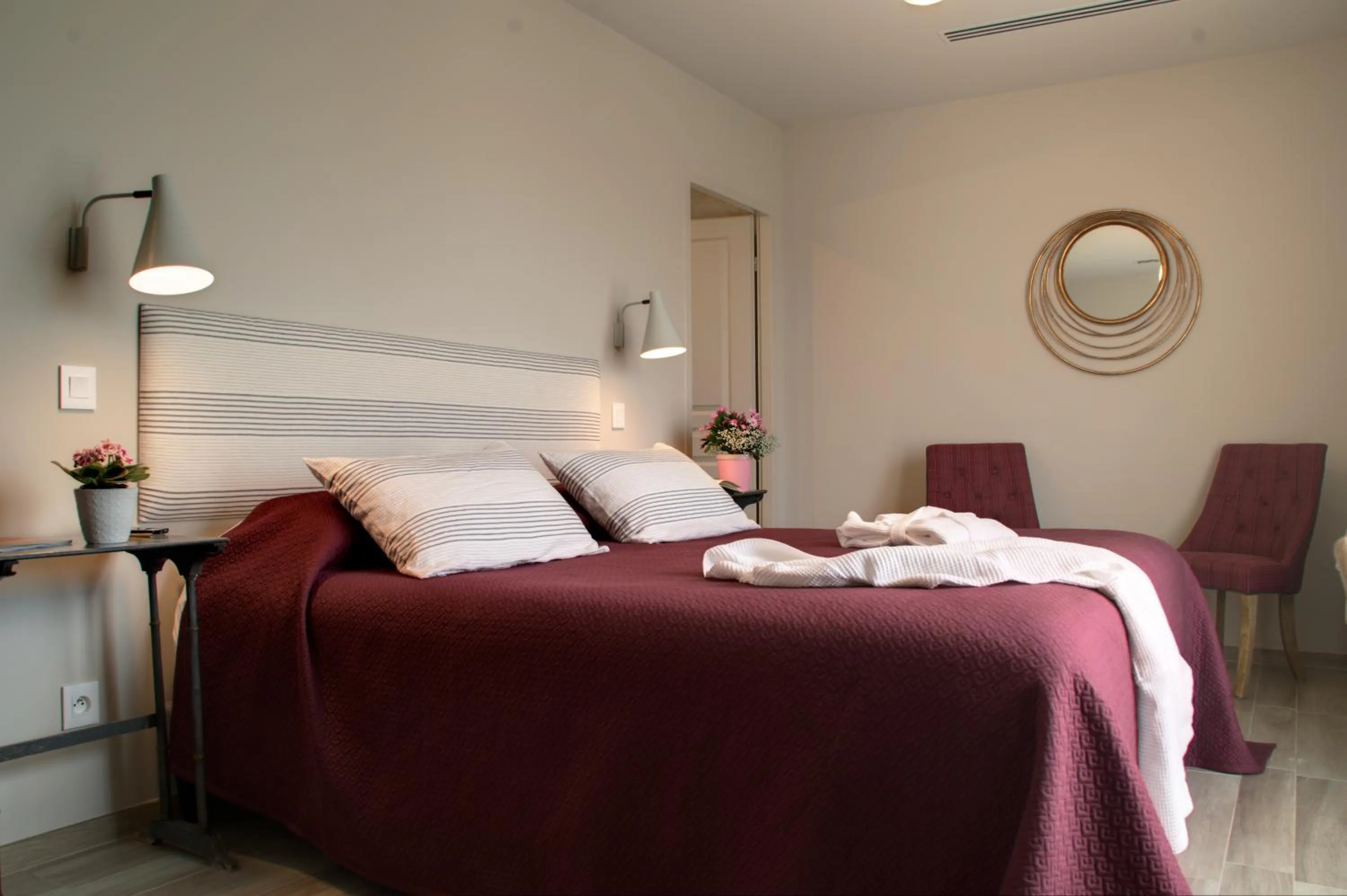 Photo of the whole room, Bed in Hôtel La Bastide d'Iris