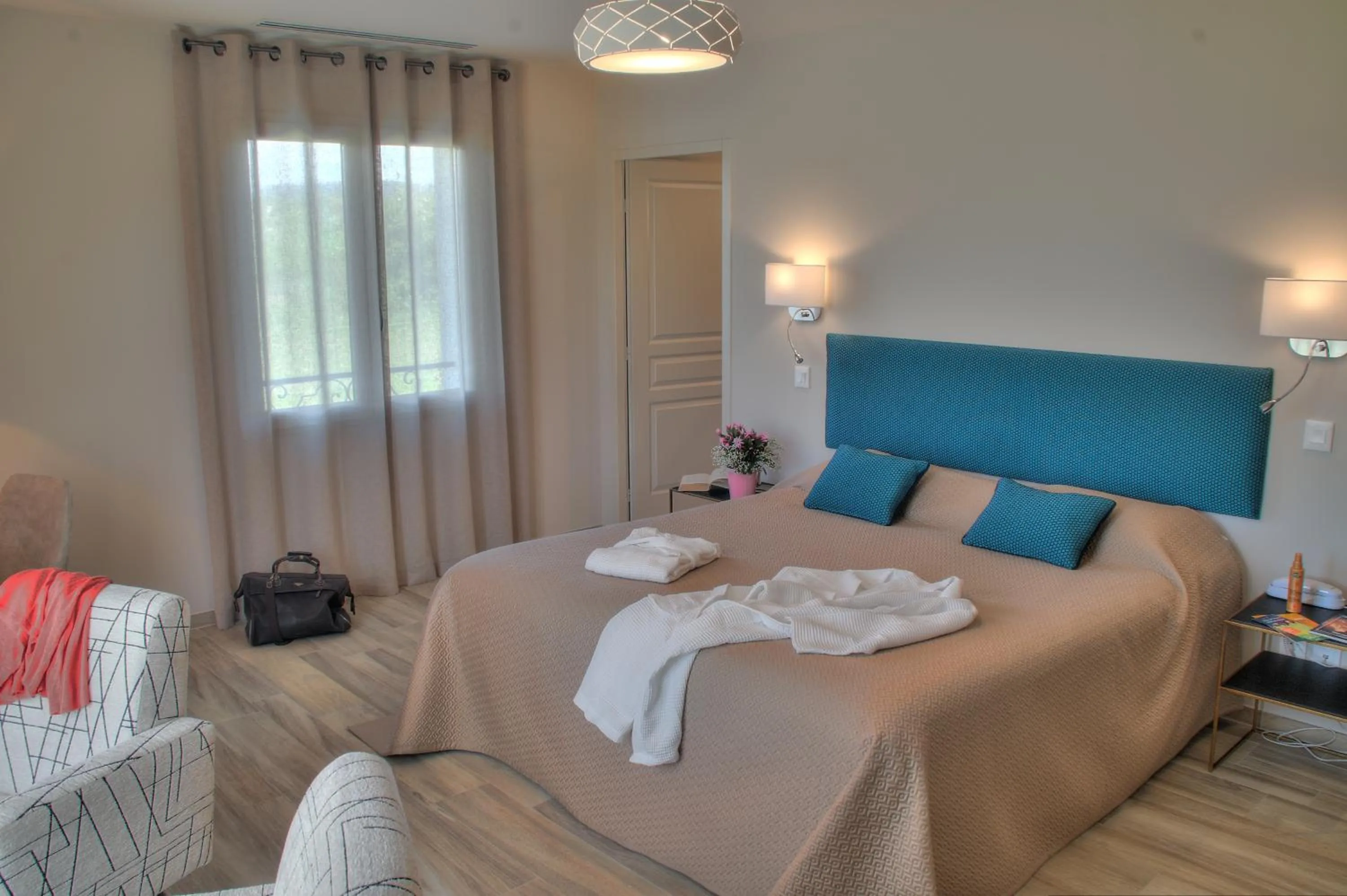 Photo of the whole room, Bed in Hôtel La Bastide d'Iris