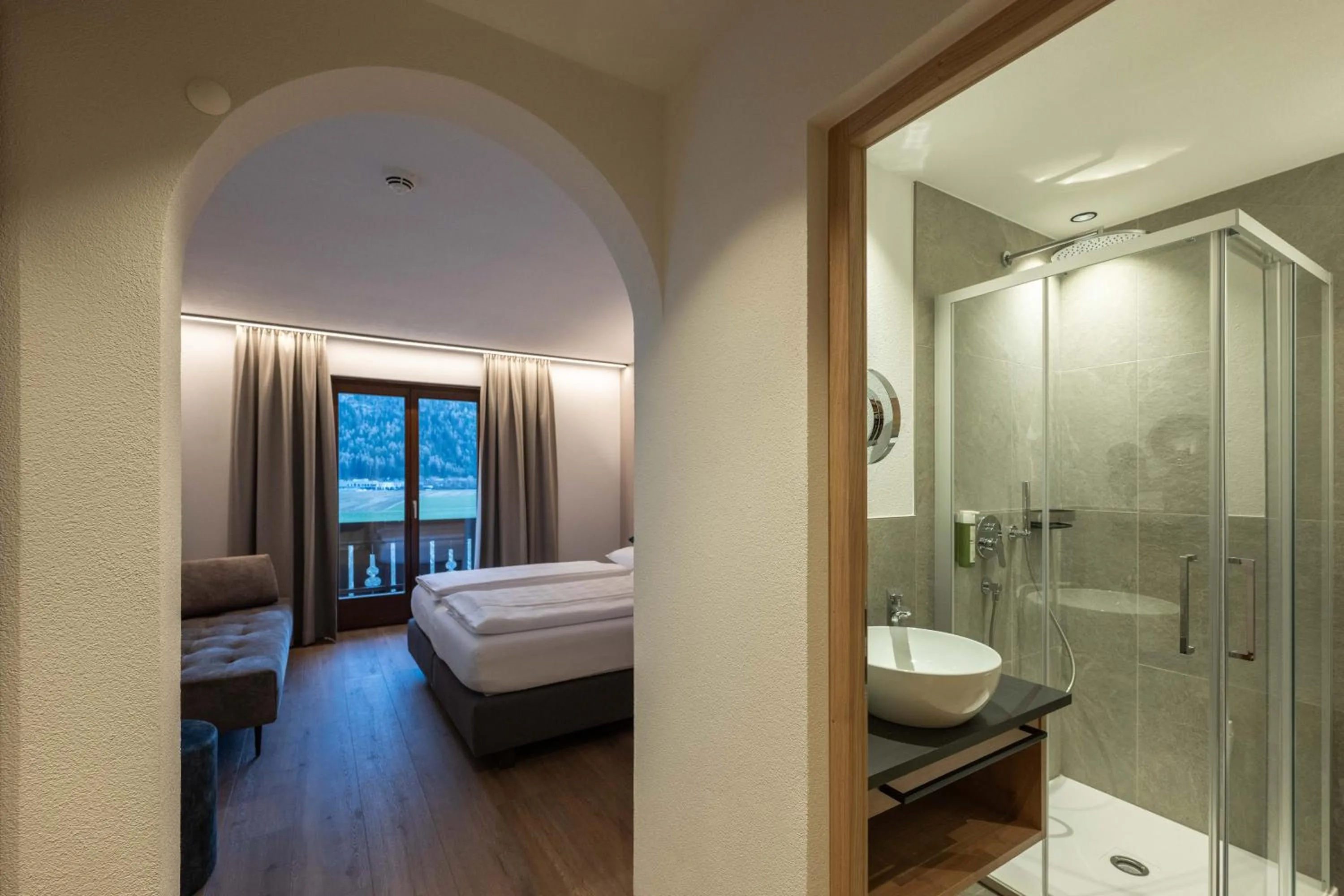 Shower, Bed in Hotel Mirabell