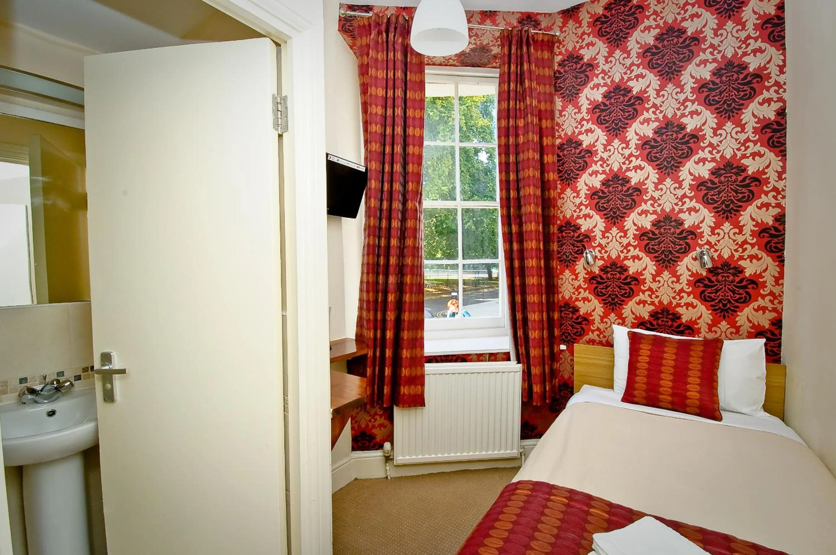Bedroom, Bed in Leigh House Hotel