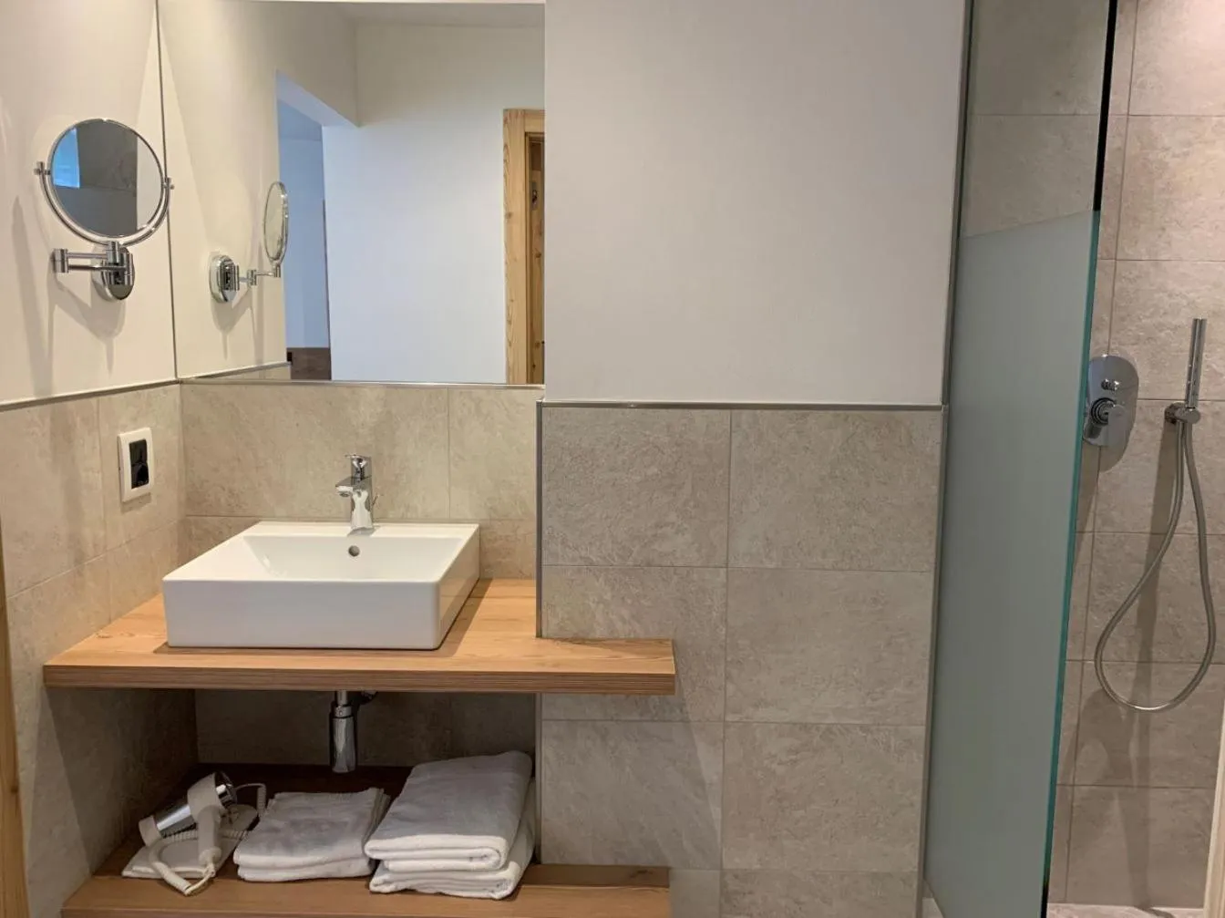 Shower in Hotel Miravalle