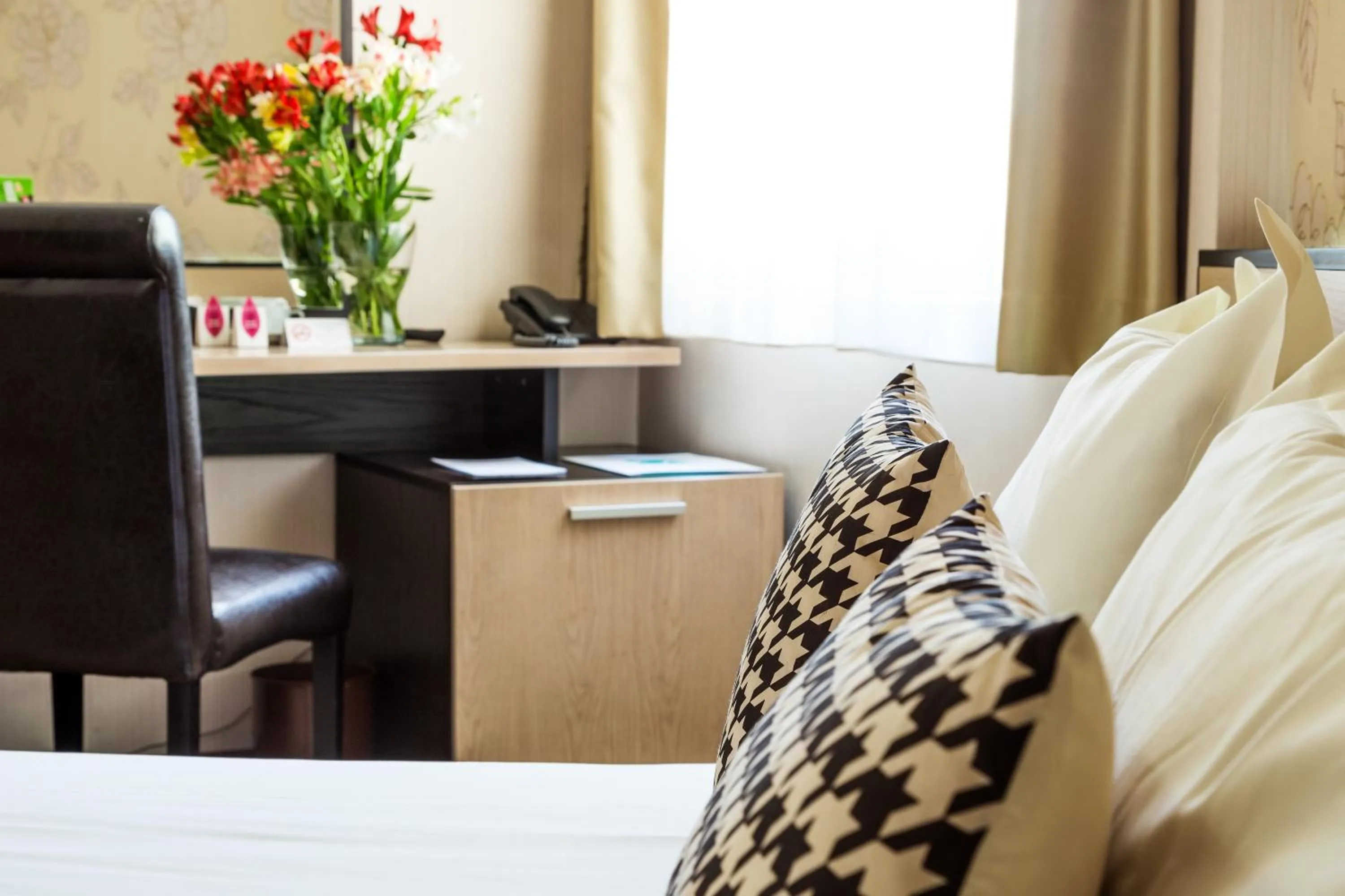 Seating area, Bed in City Avenue Hotel