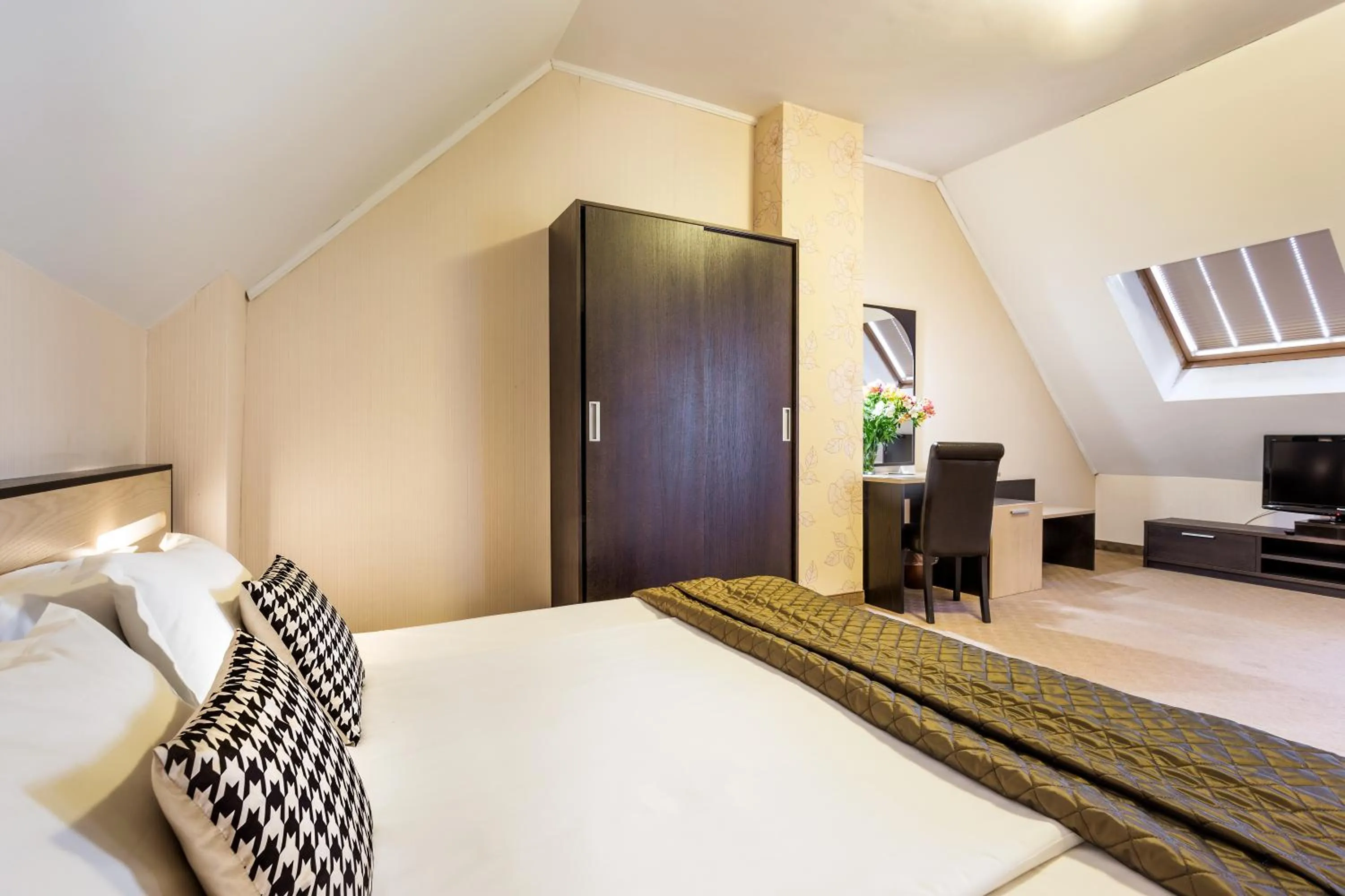 Communal lounge/ TV room, Bed in City Avenue Hotel