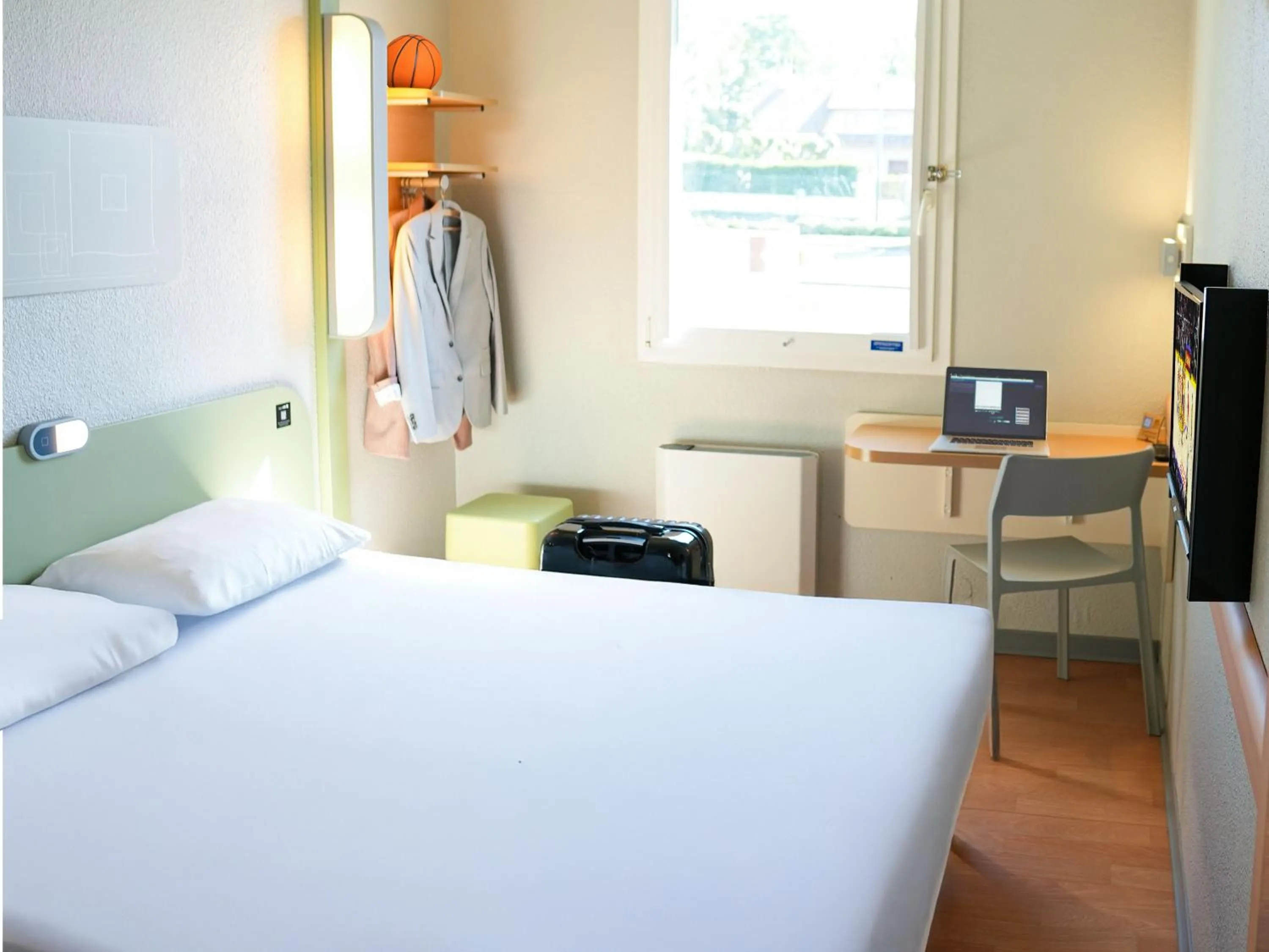 Bedroom, Bed in ibis budget Caen Porte de Bretagne