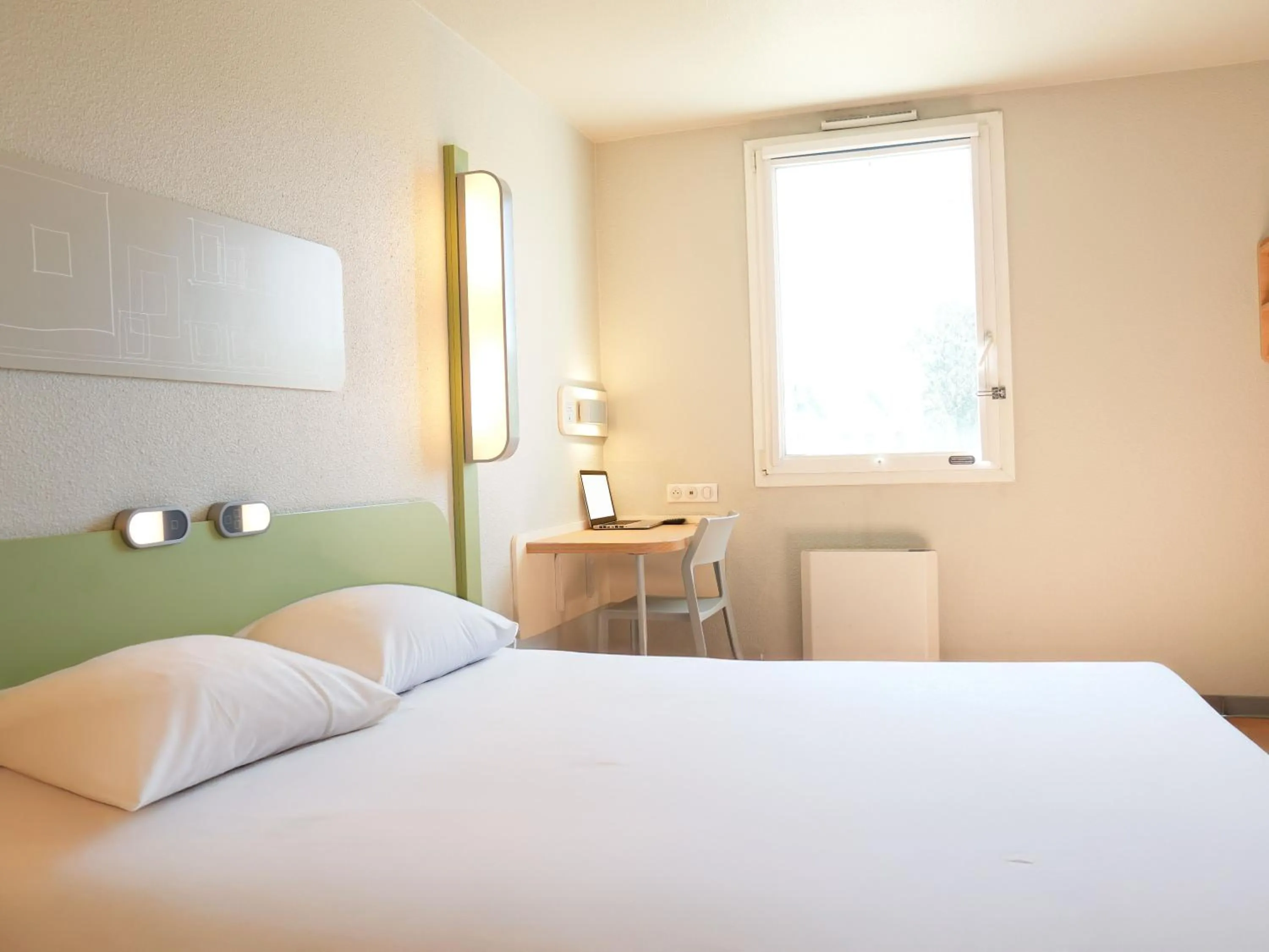 Bedroom, Bed in ibis budget Caen Porte de Bretagne