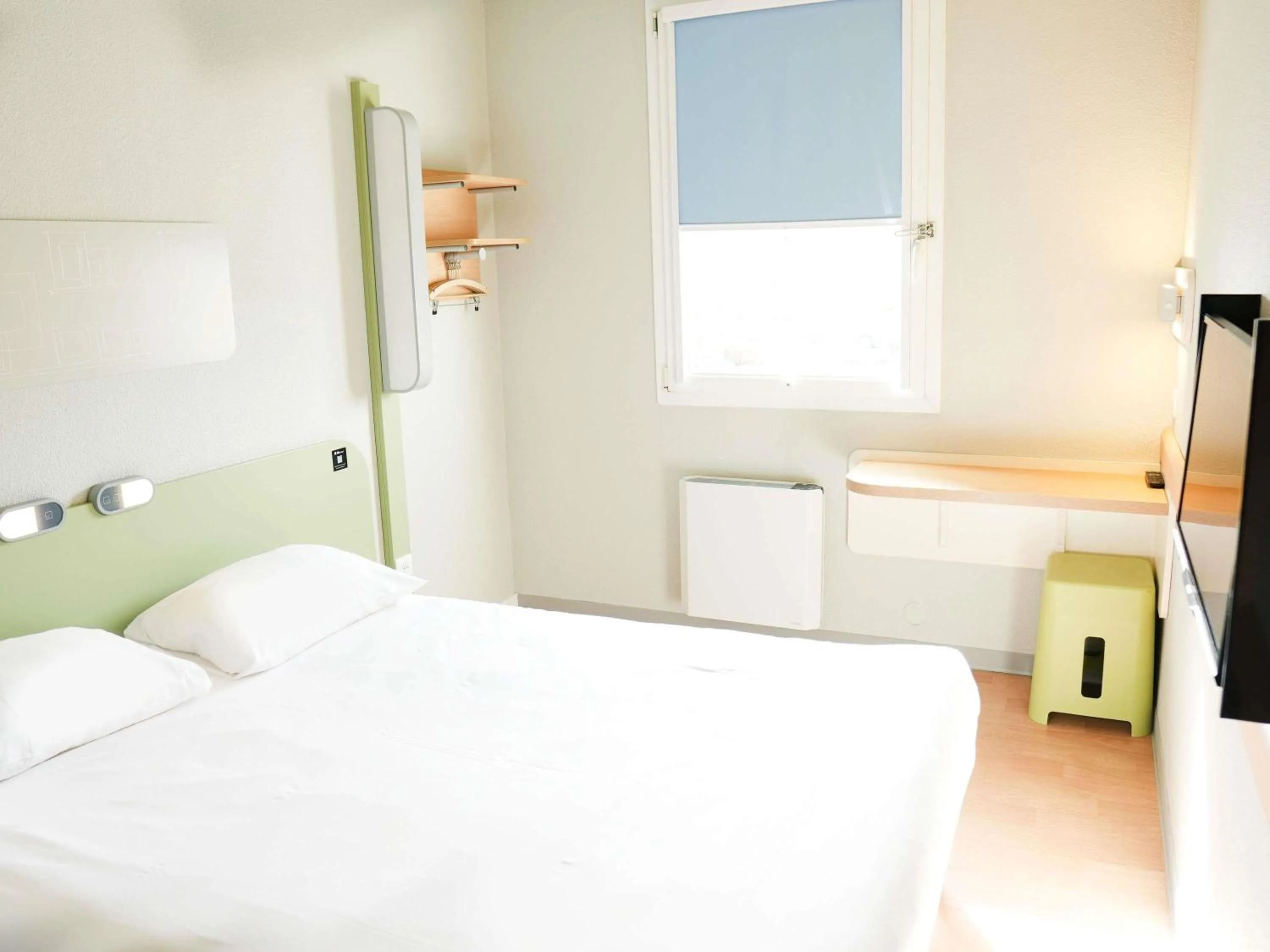 Bedroom, Bed in ibis budget Caen Porte de Bretagne