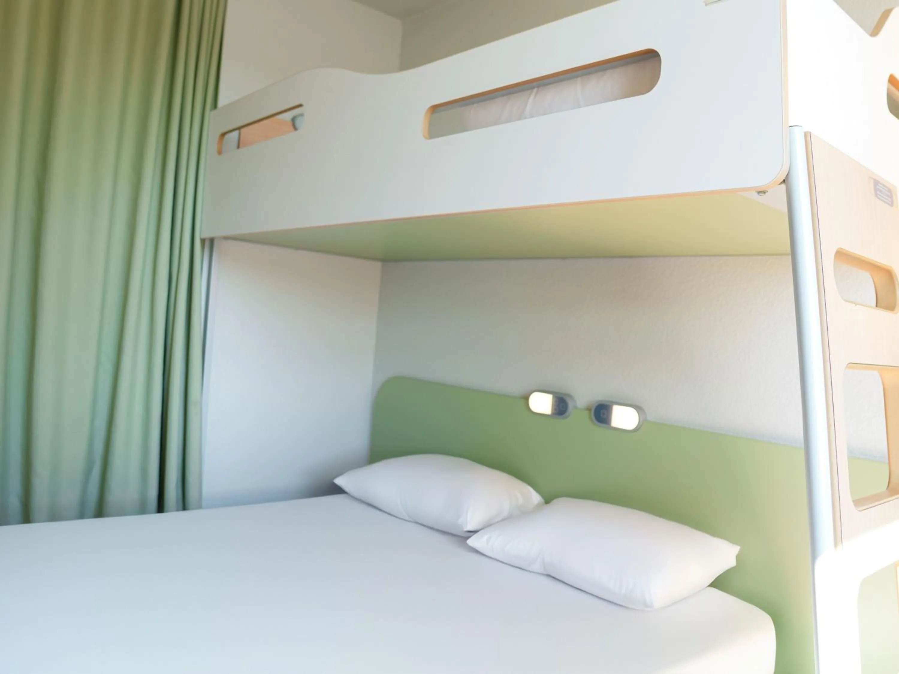Bedroom, Bed in ibis budget Caen Porte de Bretagne
