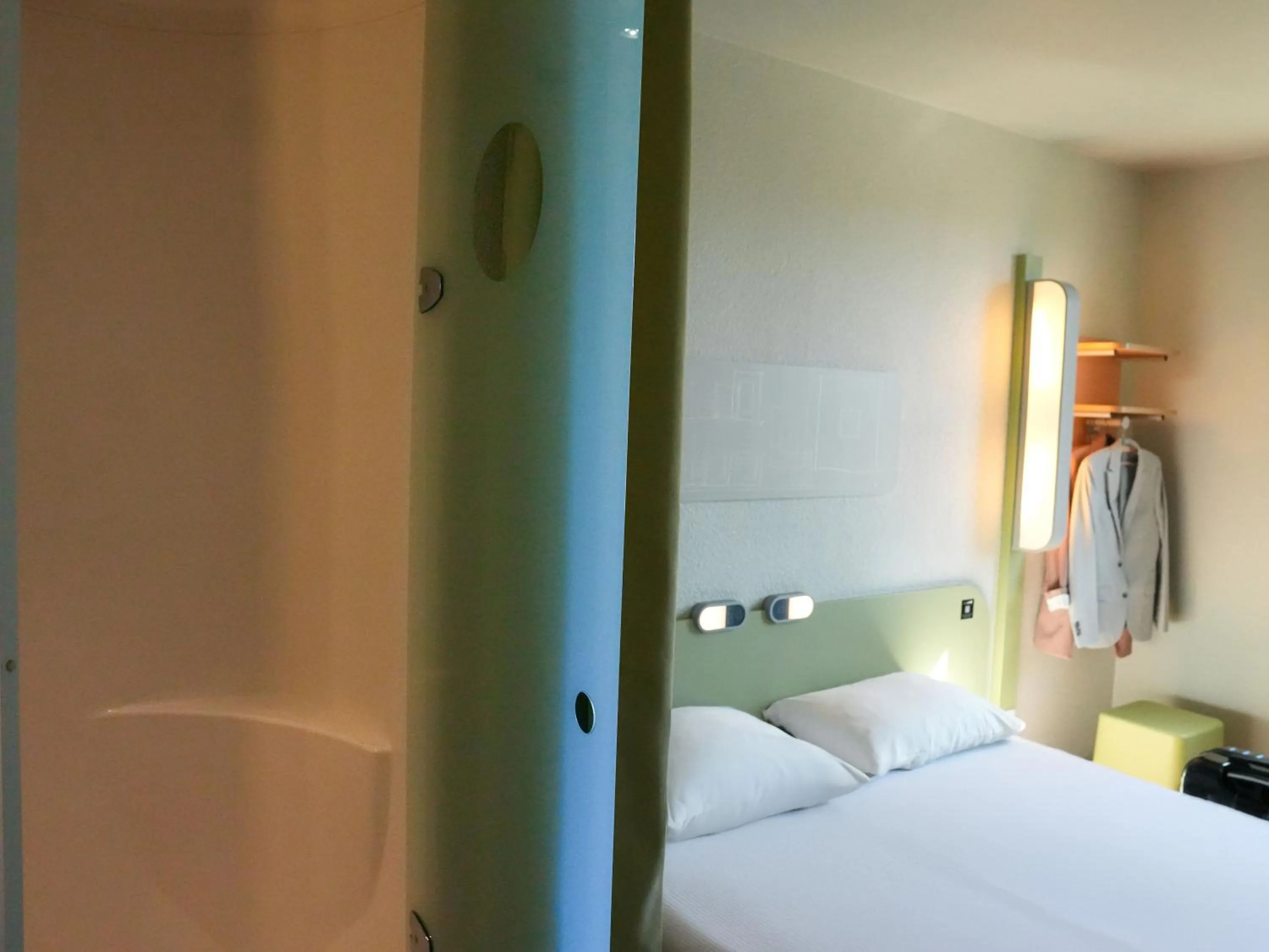 Bathroom, Bed in ibis budget Caen Porte de Bretagne