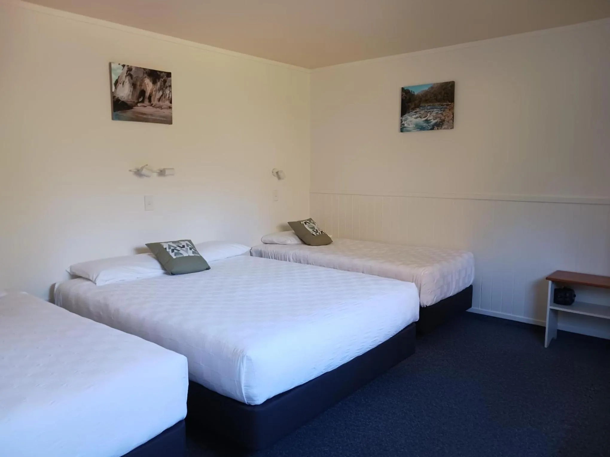 Bed in Anatoki Lodge Motel