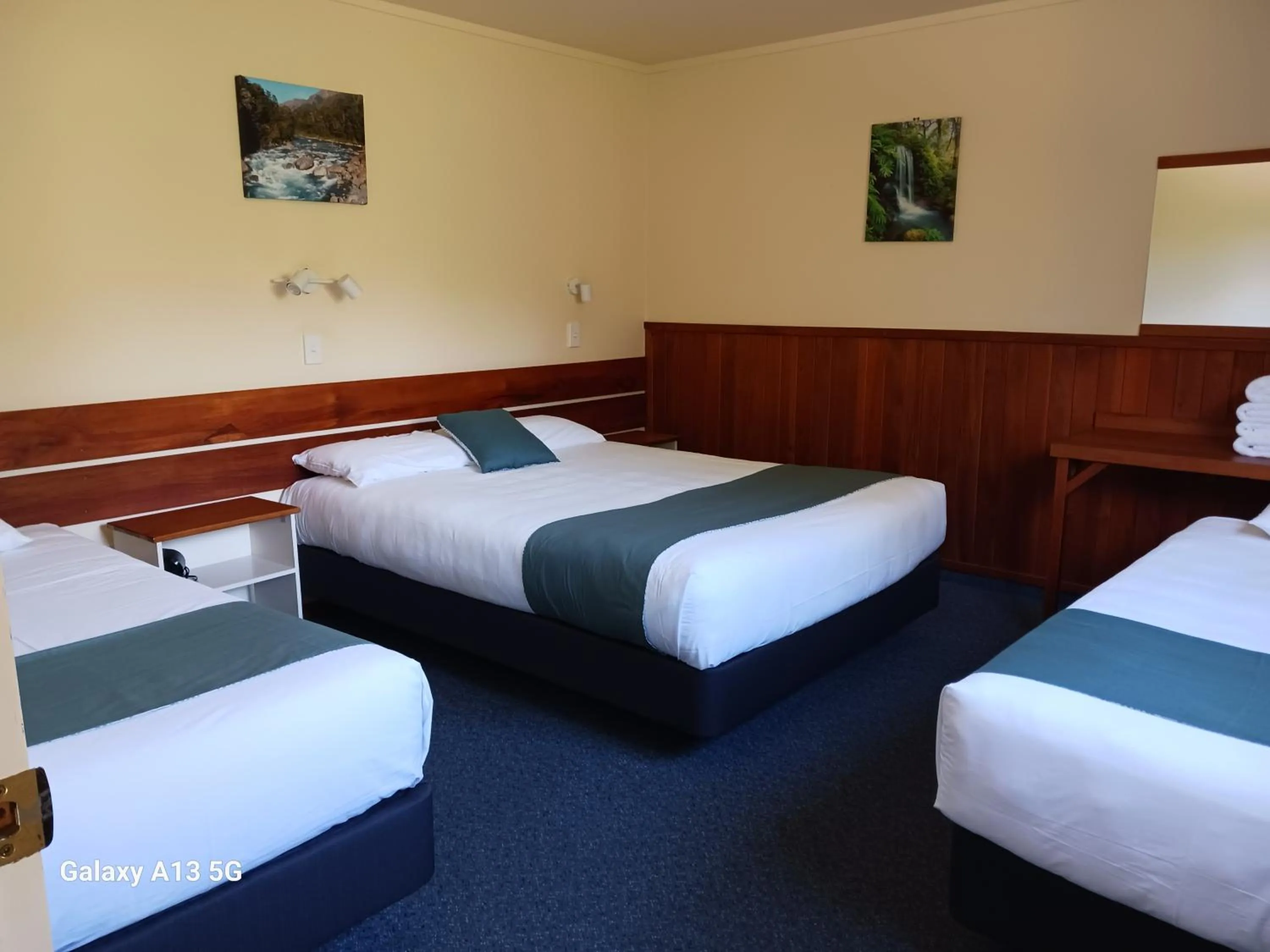 Bed in Anatoki Lodge Motel