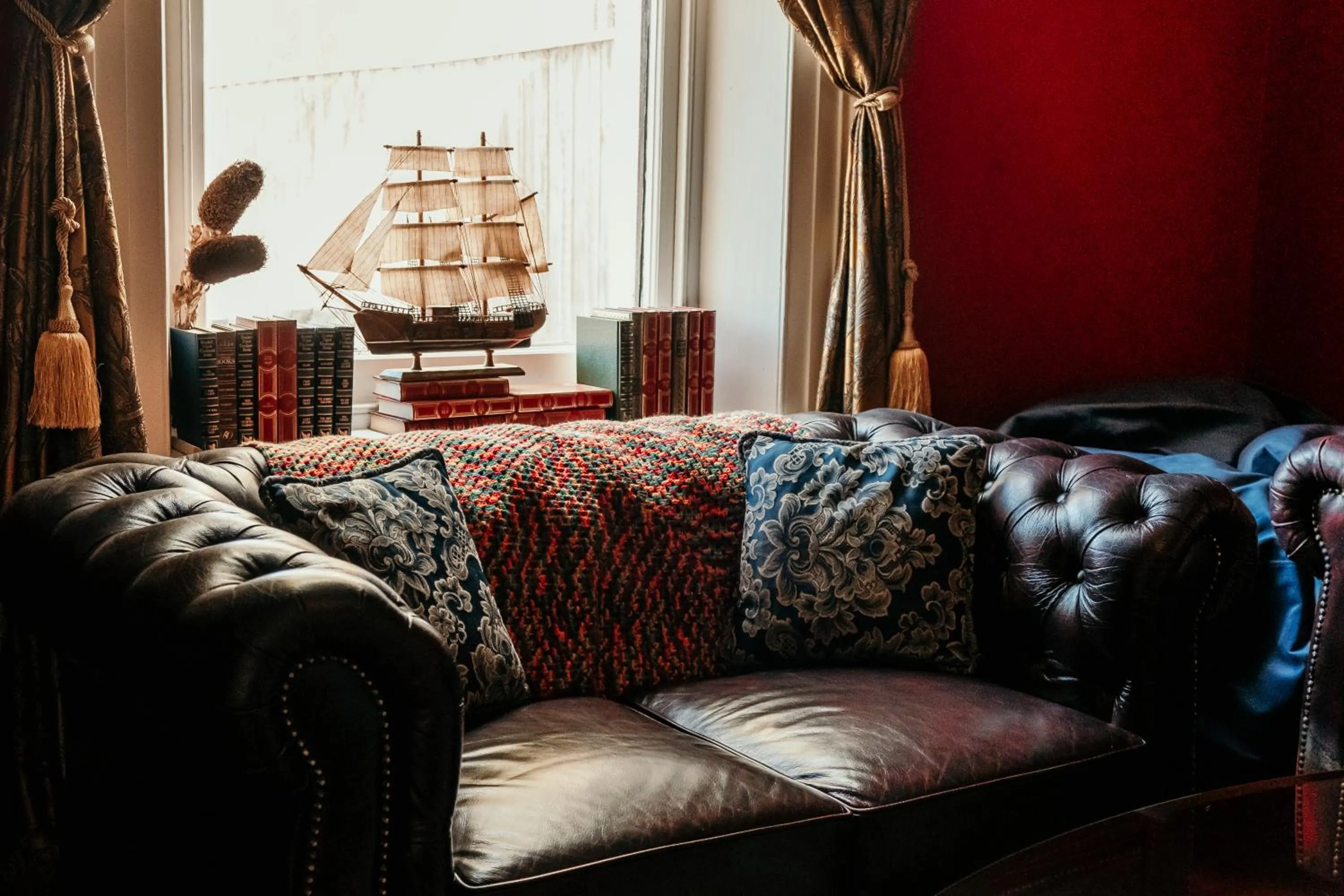 Communal lounge/ TV room in The Wandering Whale Port Fairy