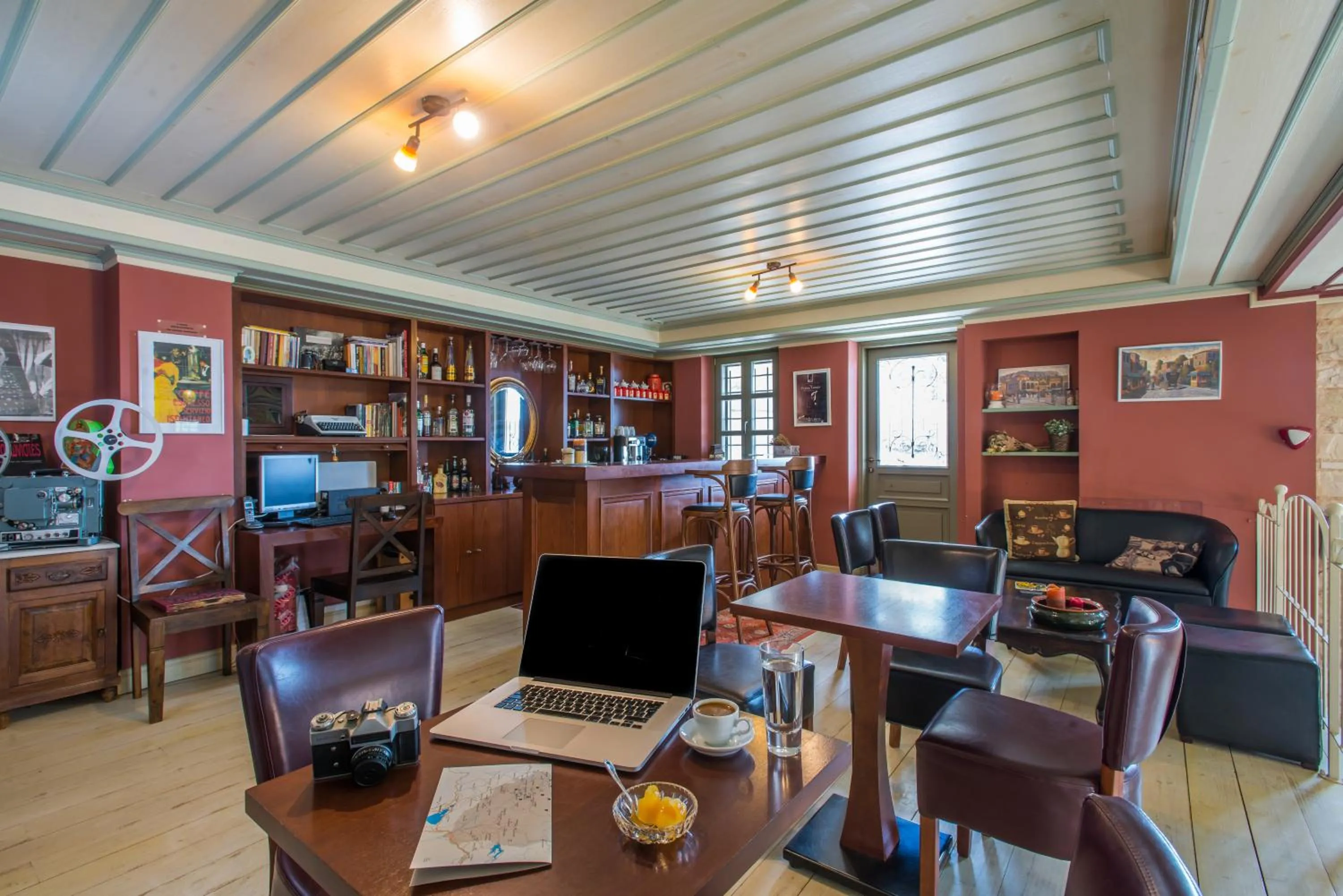 Lounge or bar in Pirrion Wellness Boutique Hotel