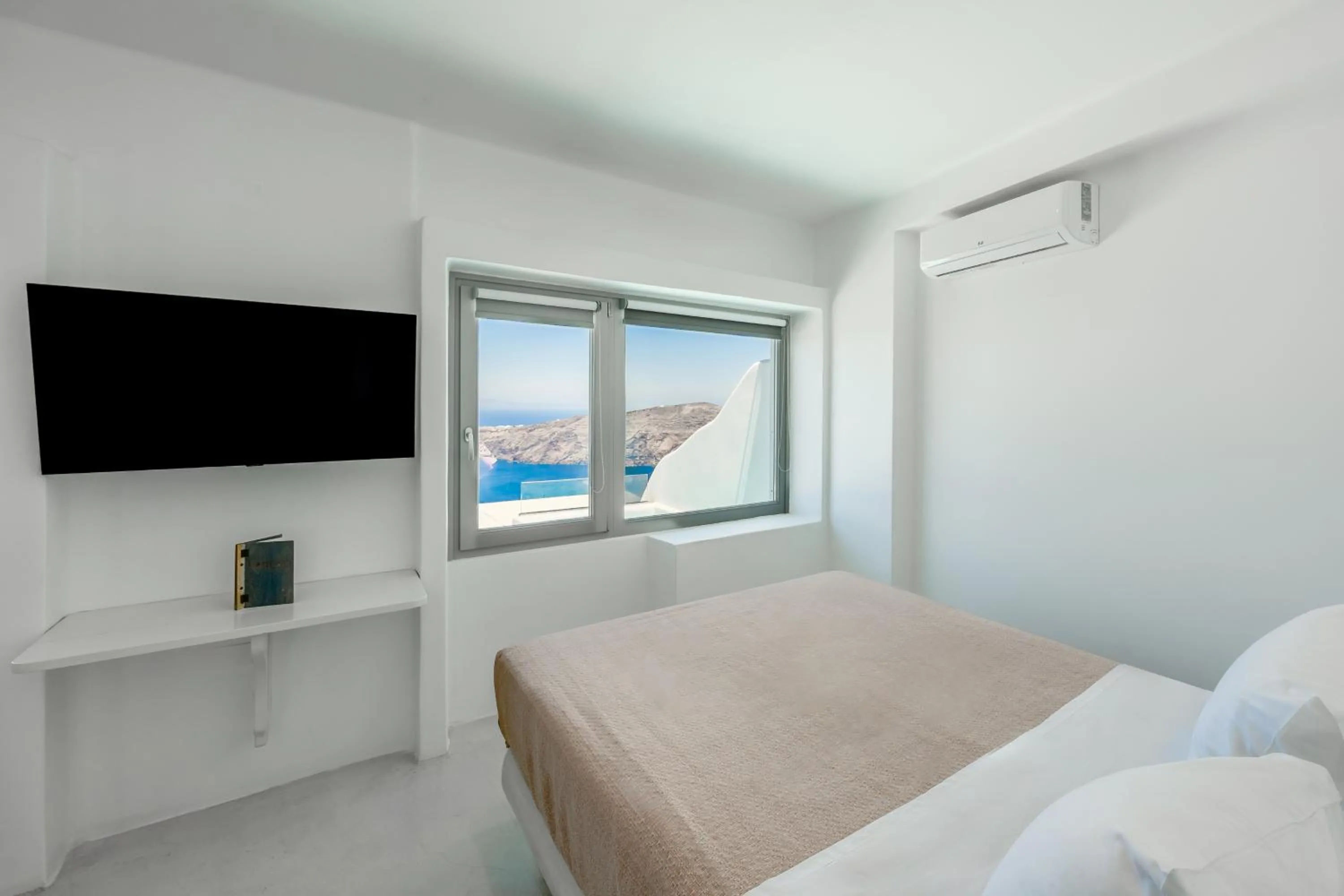 Photo of the whole room, Bed in Ilioperato Hotel