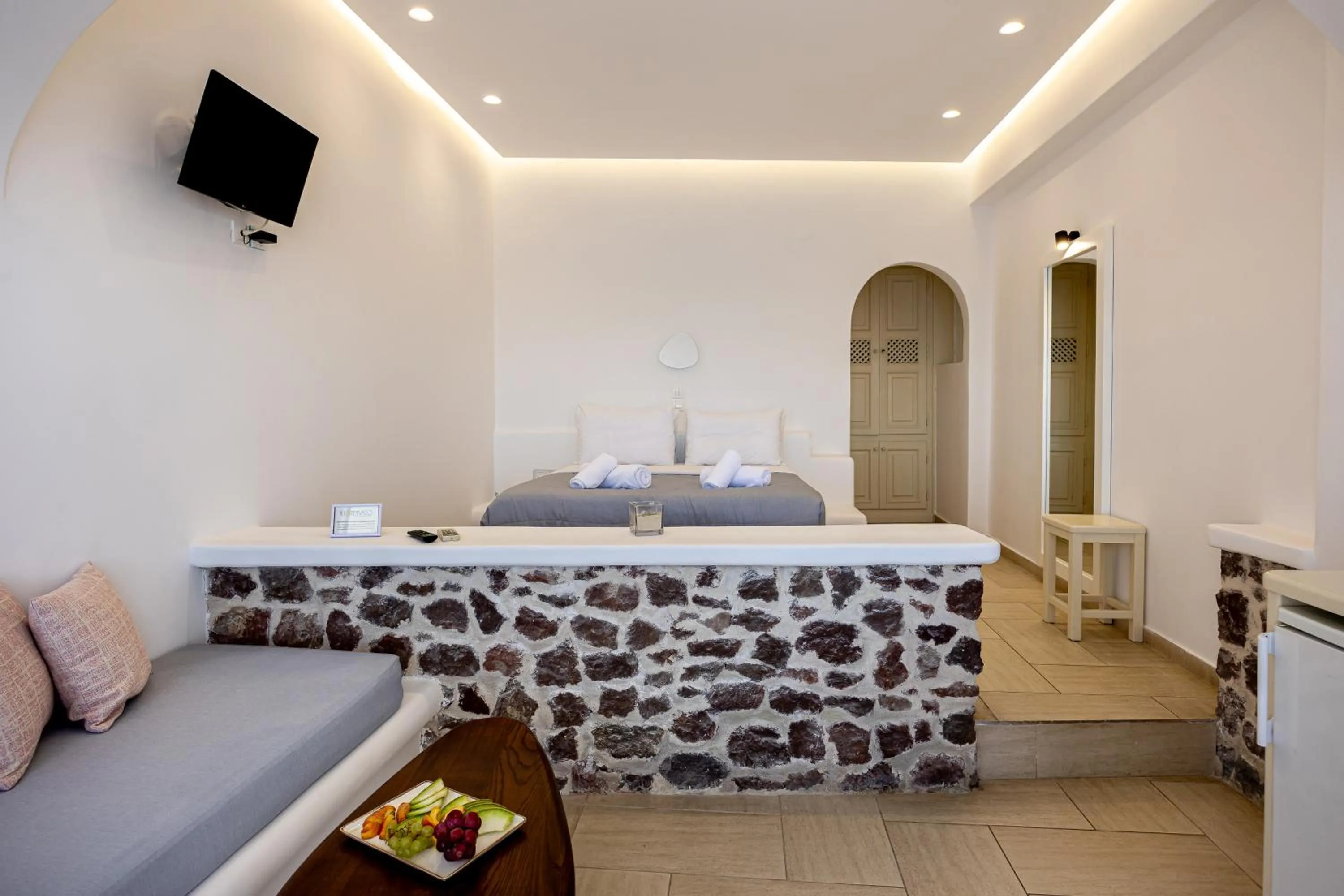 Living room, Bed in Ilioperato Hotel