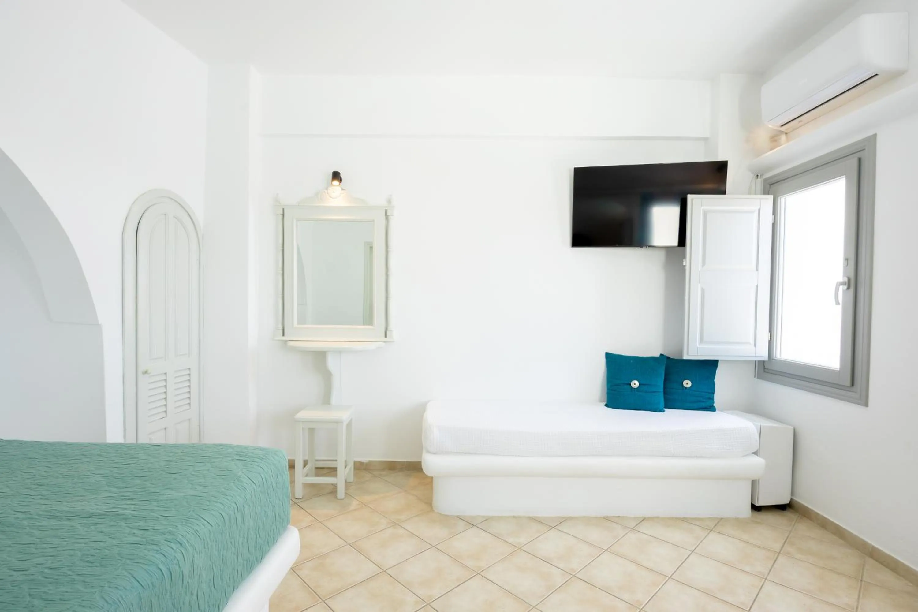 Living room, Bed in Ilioperato Hotel