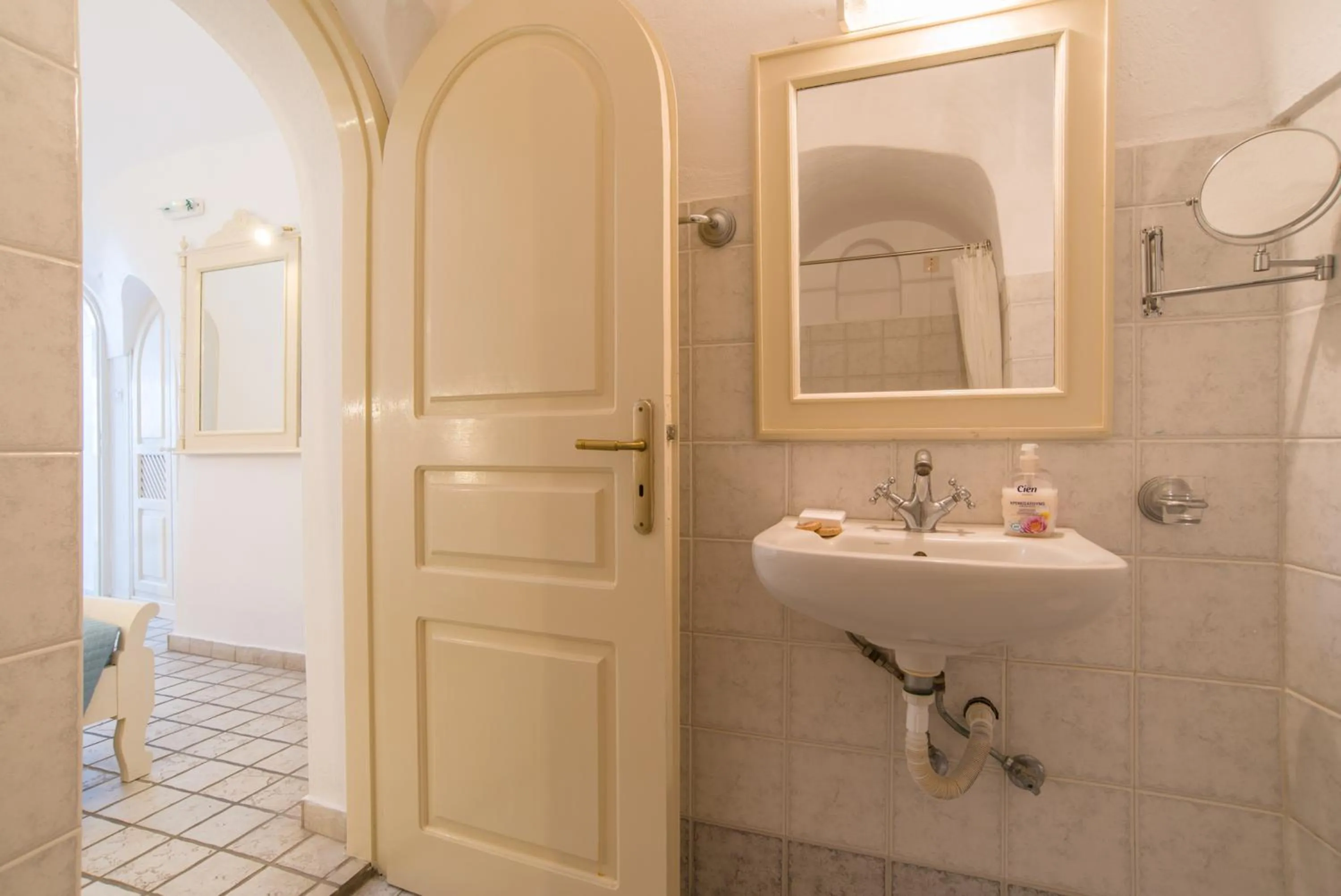 Bathroom in Ilioperato Hotel