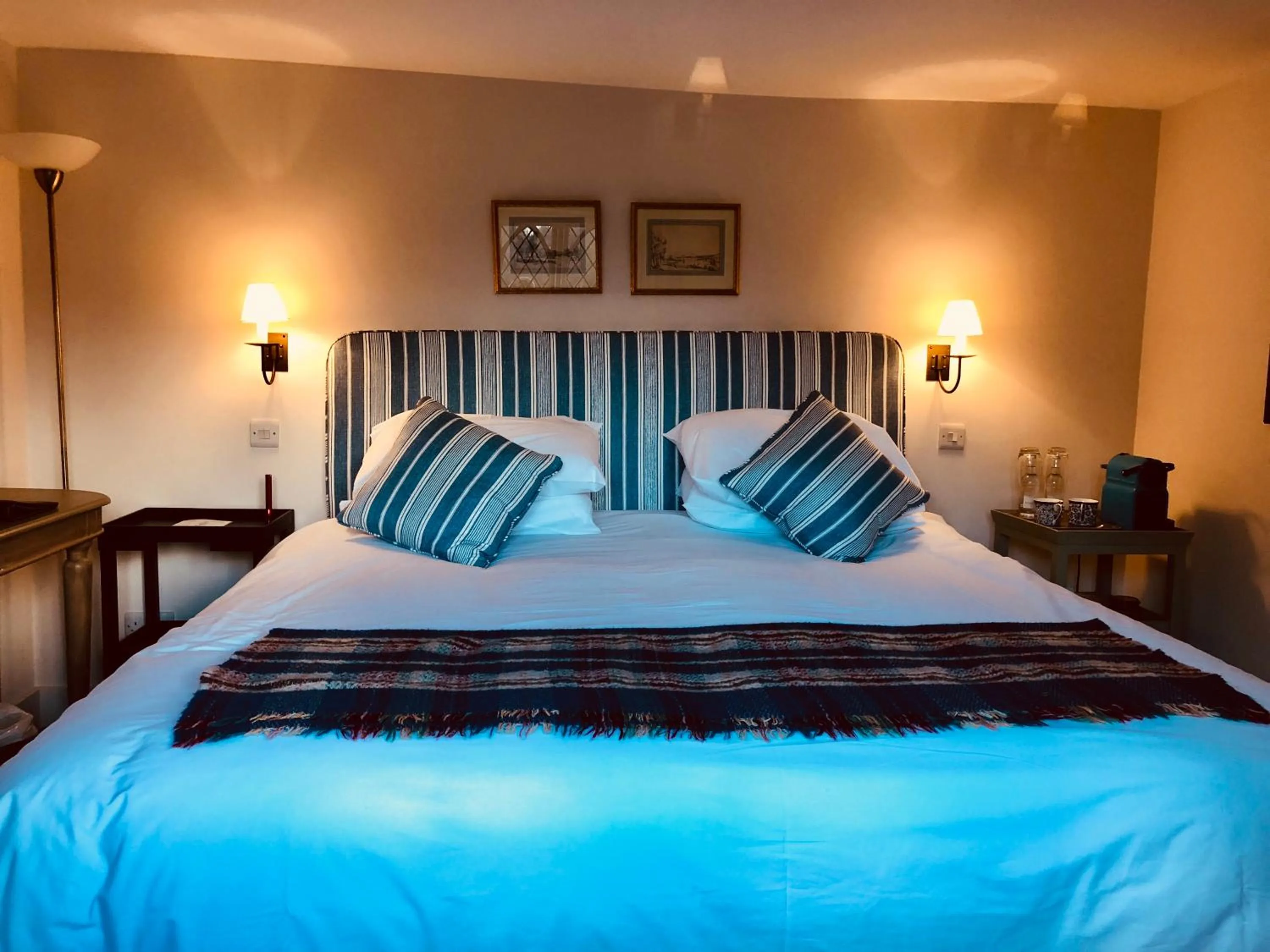 Bed in The Dorset Arms Pub & Cottage Rooms
