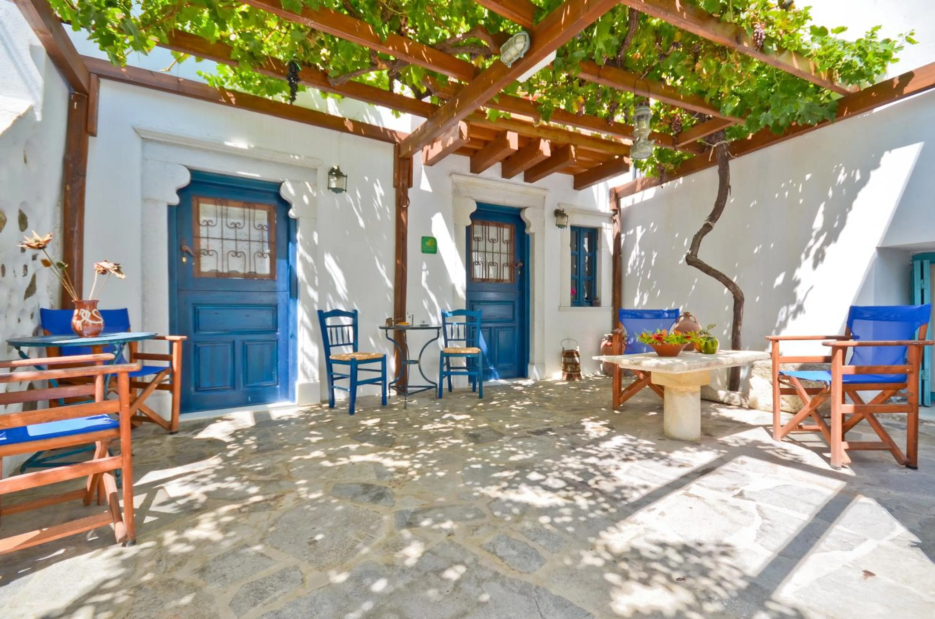 Facade/entrance in Venetiko Apartments