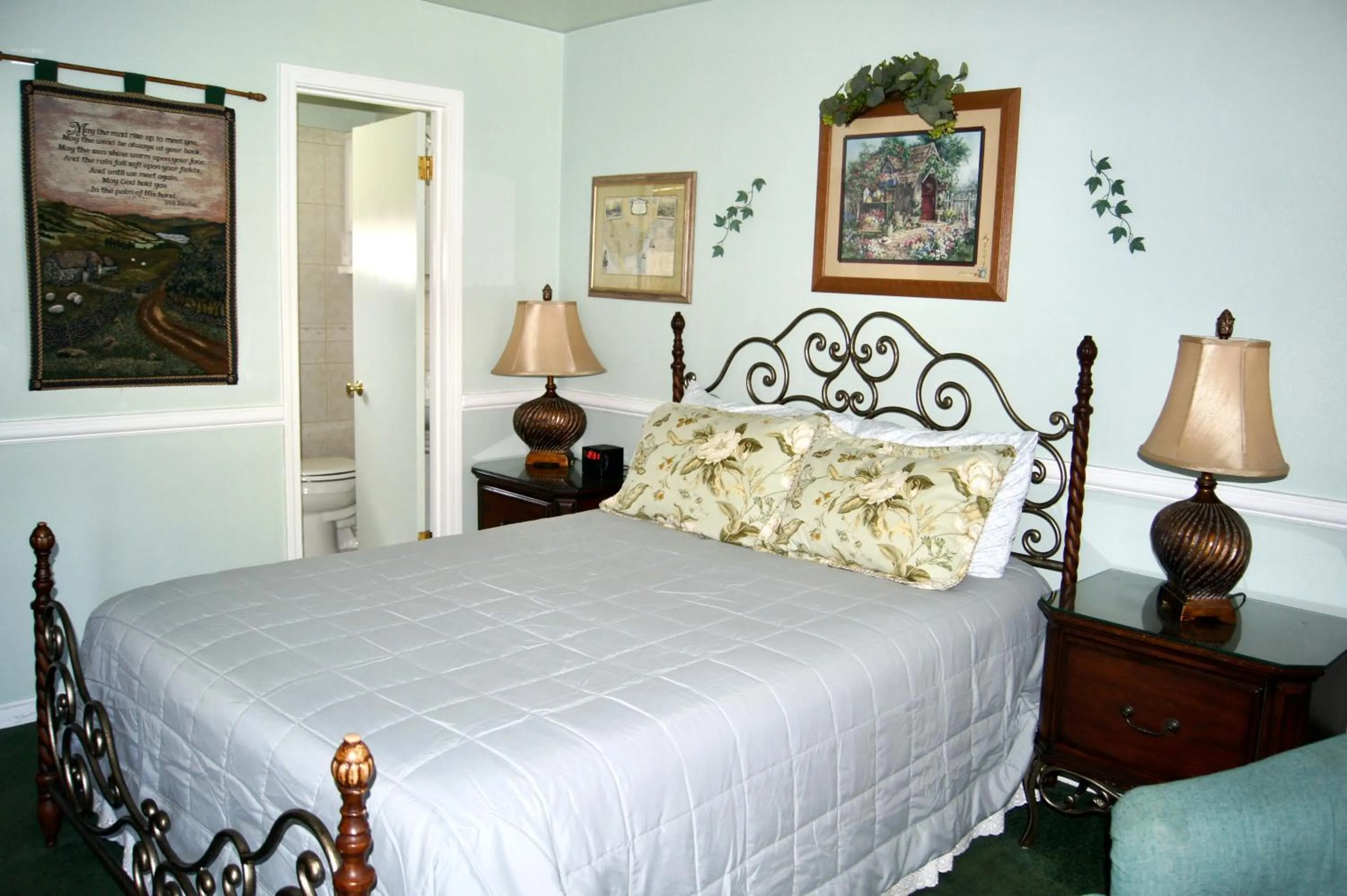 Bed in Flamingo Motel