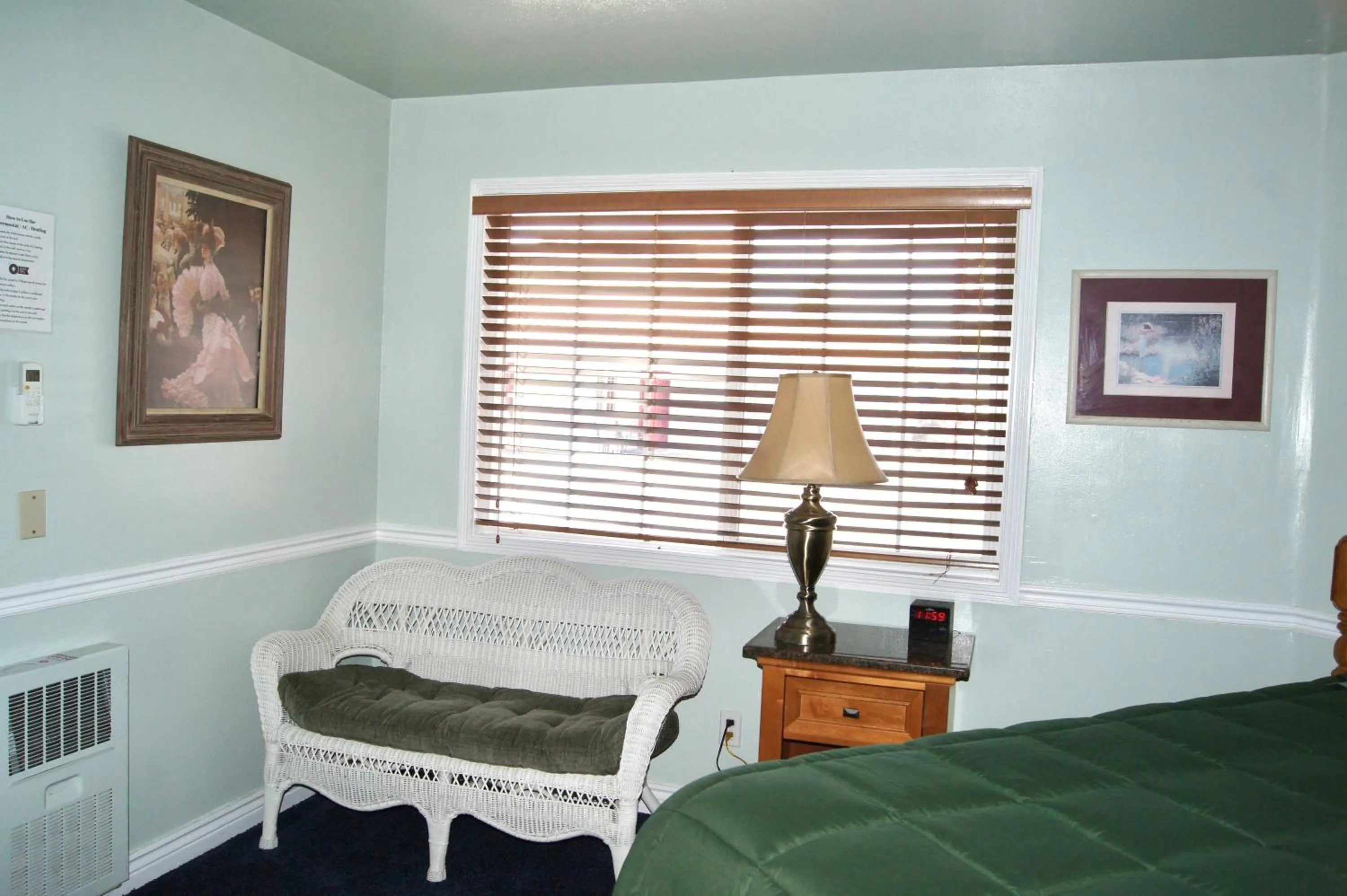 Bed in Flamingo Motel