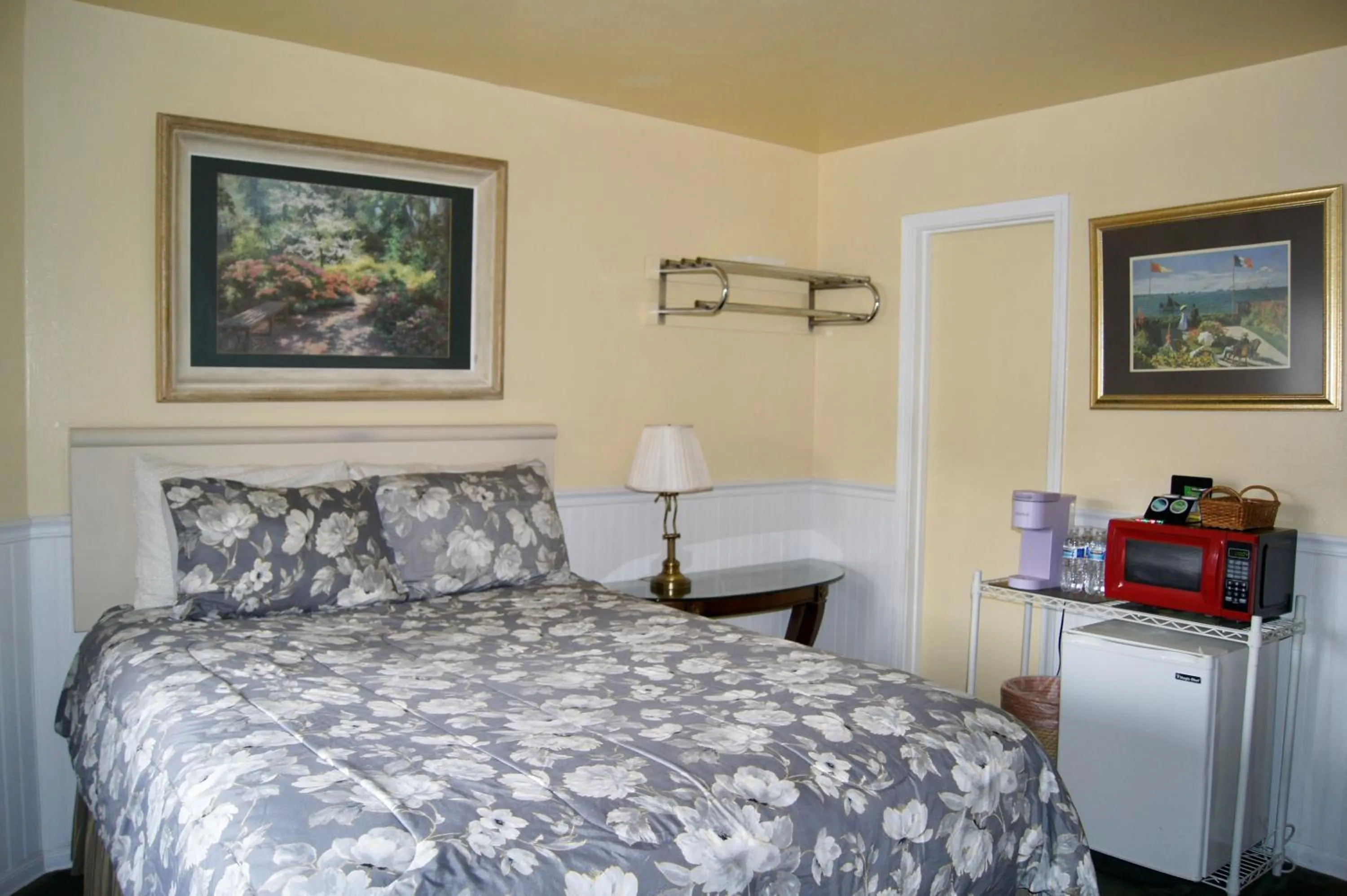 Bed in Flamingo Motel