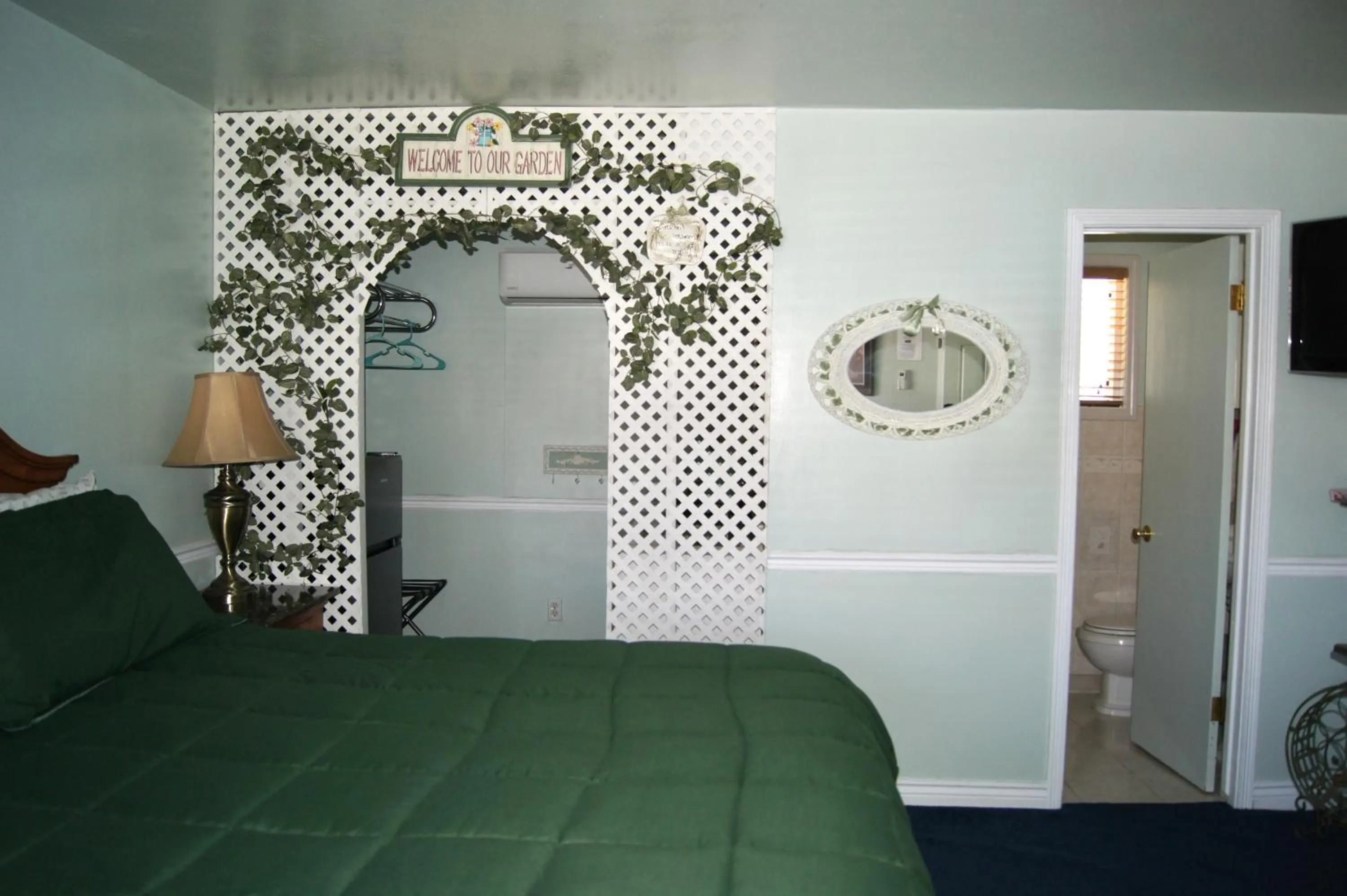 Bed in Flamingo Motel