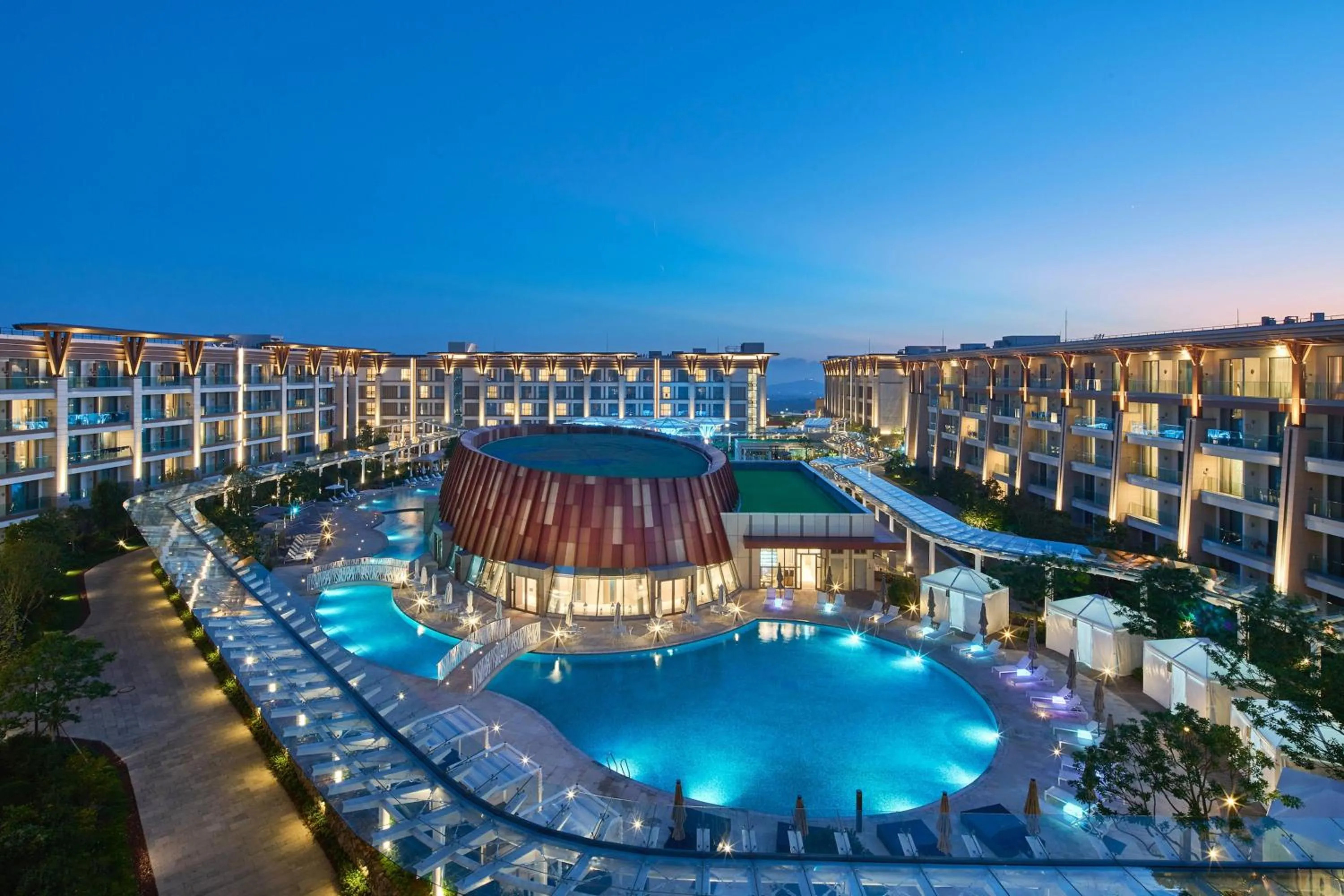 Swimming pool in Marriott Jeju Shinhwa World Hotel