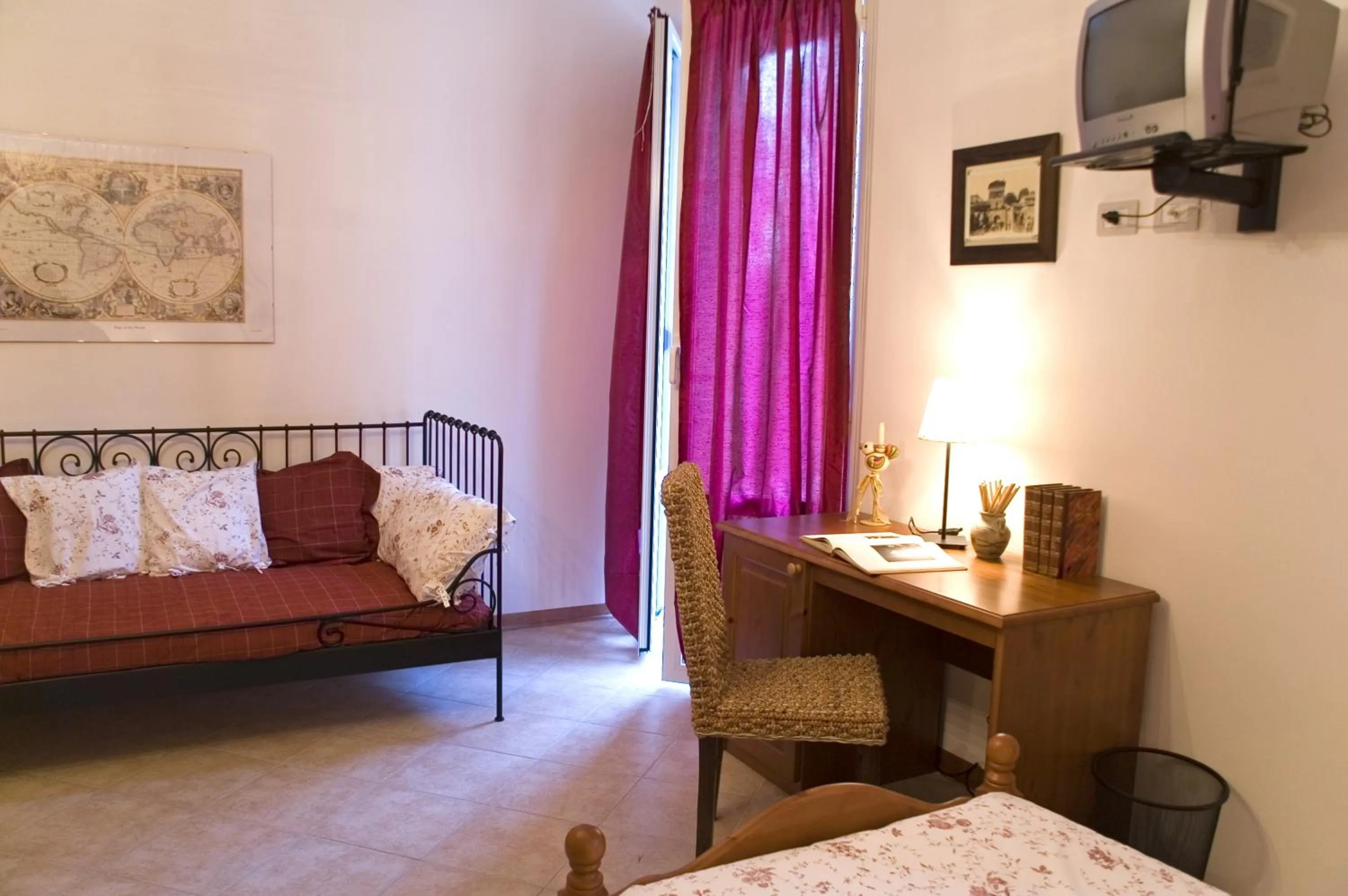 Decorative detail, Bed in La Meridiana Affittacamere