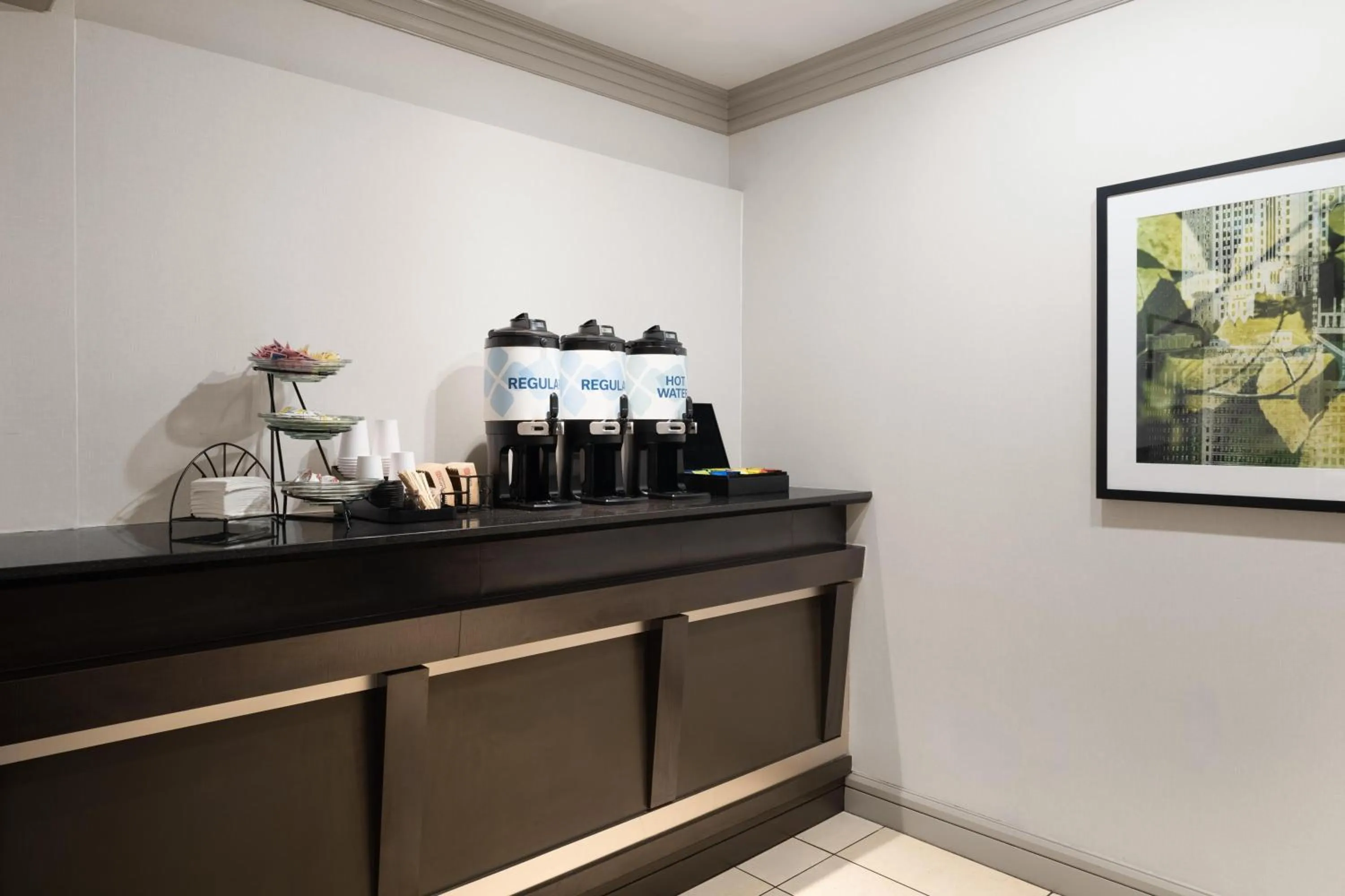 Dining area in Hilton Garden Inn Chicago Downtown/Magnificent Mile