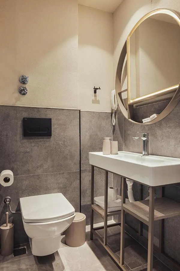 Toilet in Büyük Hotel