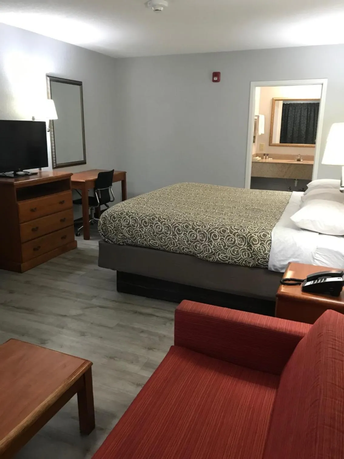 Seating area, Bed in Walnut Inn - Checotah