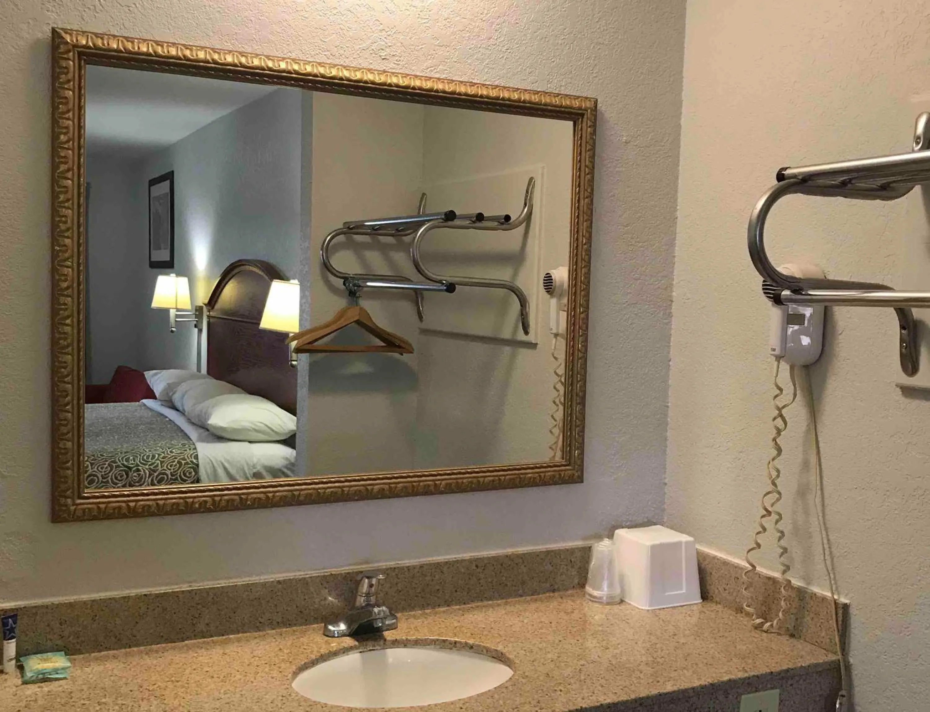 Bathroom, Bed in Walnut Inn - Checotah