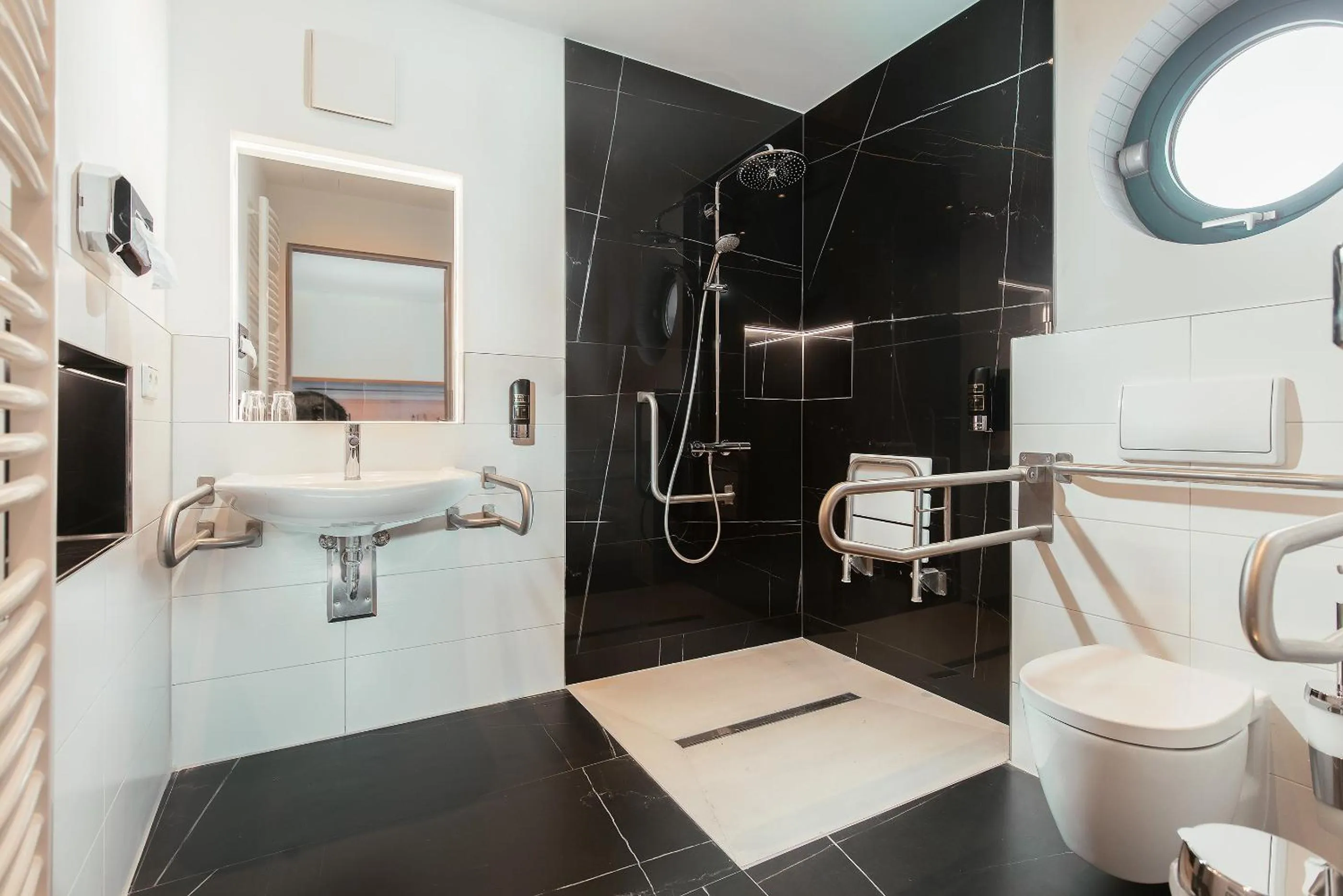 Bathroom in Parkhotel IV Jahreszeiten Kühlungsborn