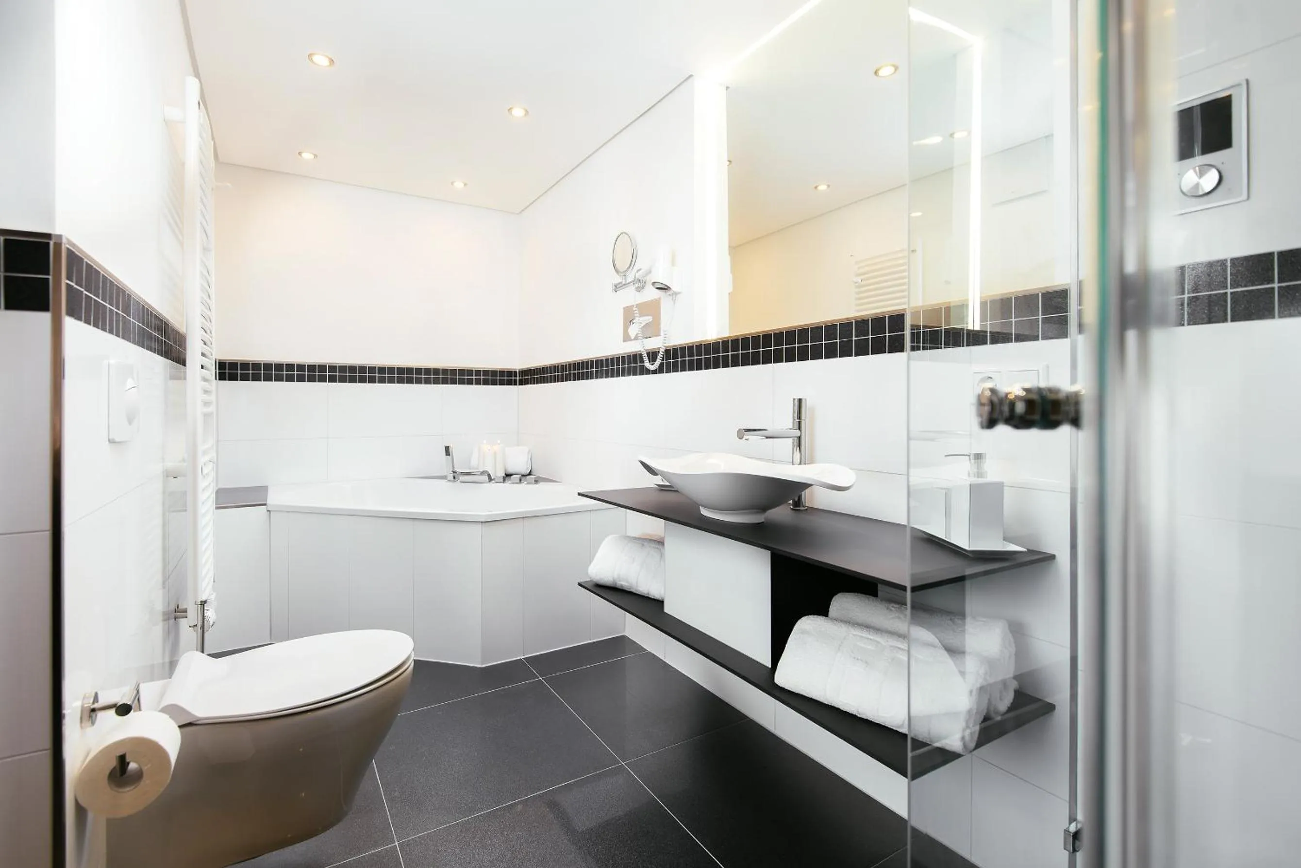 Bathroom in Parkhotel IV Jahreszeiten Kühlungsborn