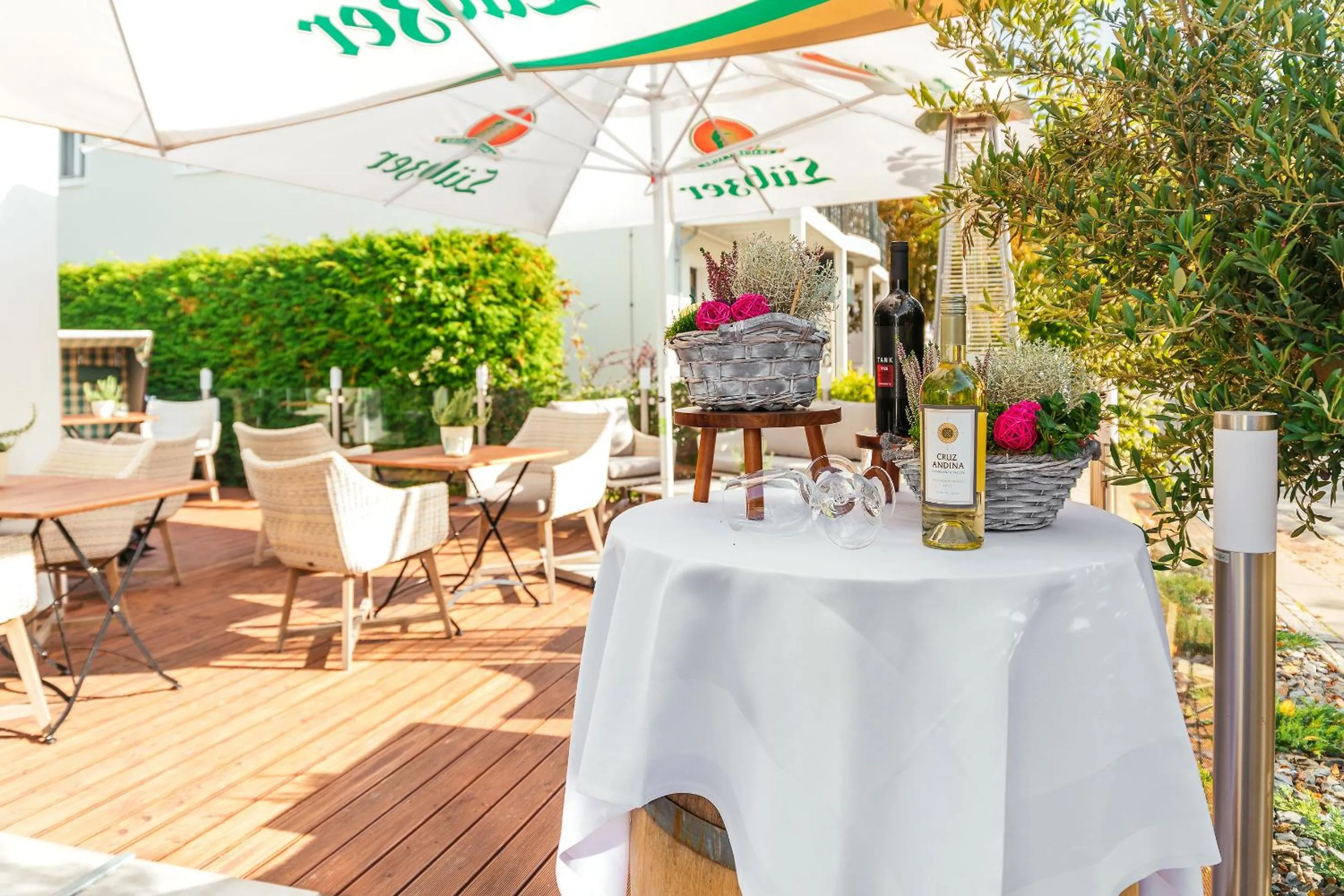 Restaurant/places to eat in Hotel Edison