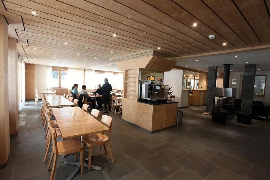 Restaurant/places to eat in Helvetia hotel