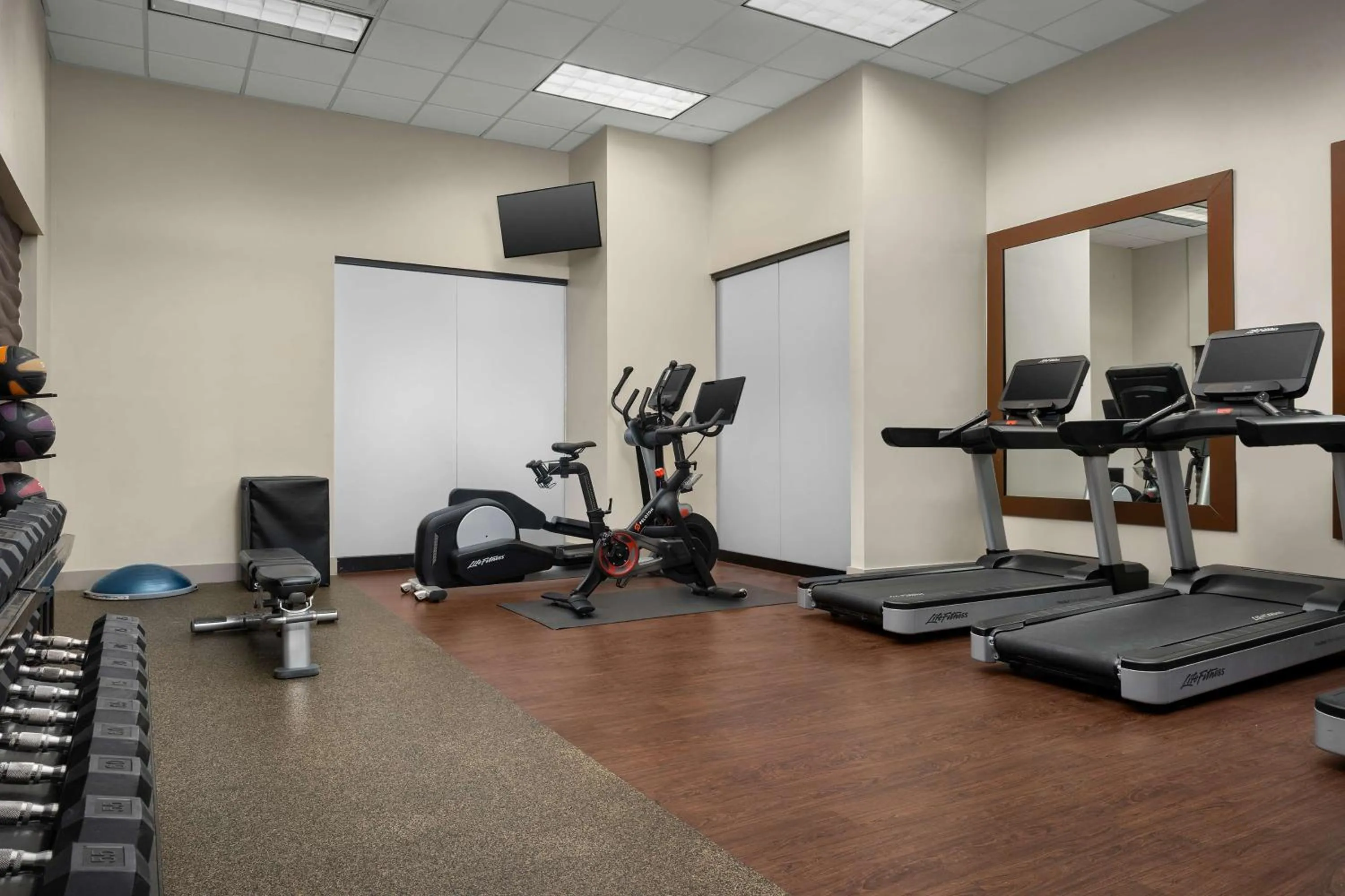 Fitness centre/facilities in DoubleTree by Hilton Chicago O'Hare Airport-Rosemont