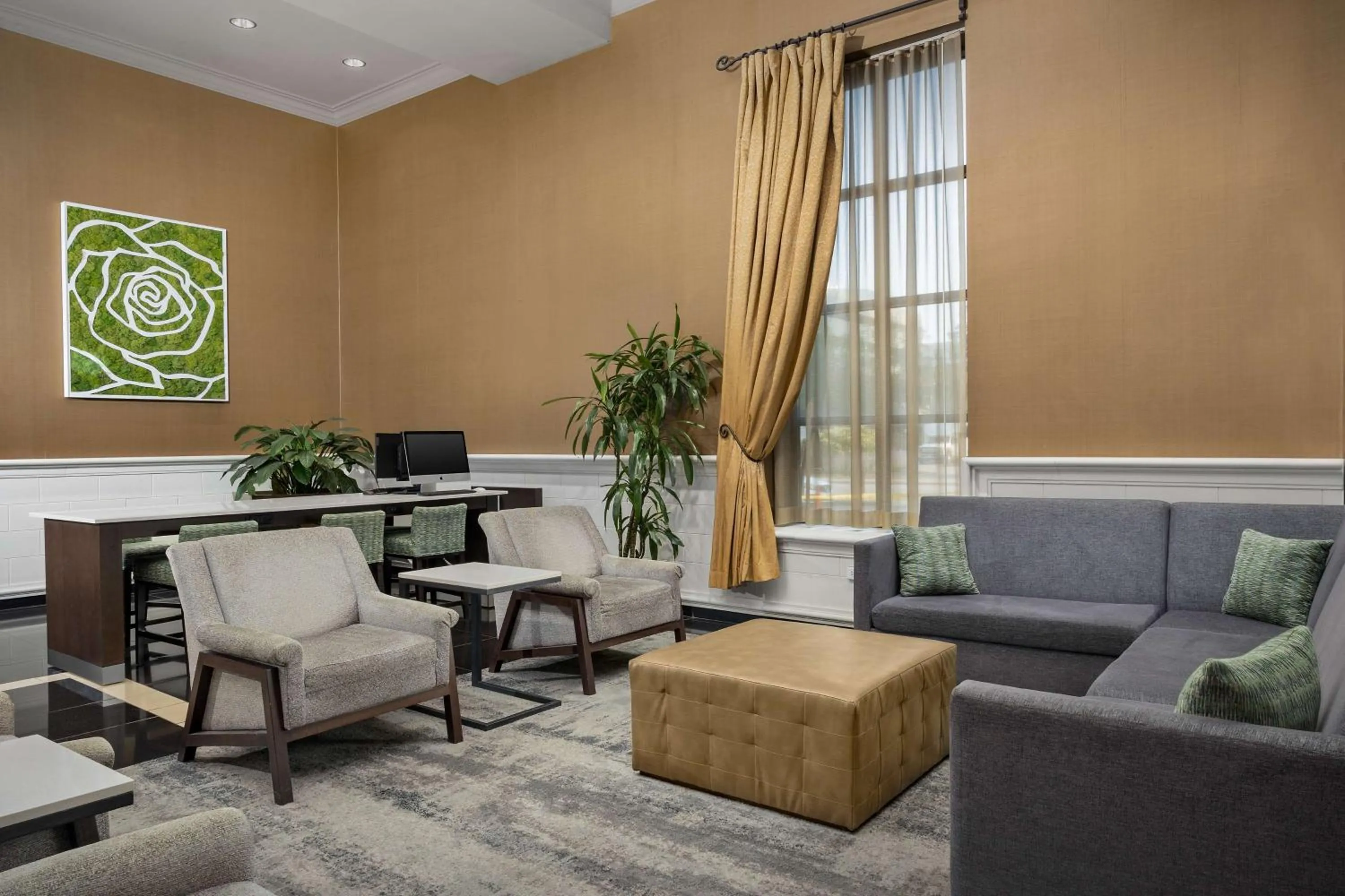 Lobby or reception in DoubleTree by Hilton Chicago O'Hare Airport-Rosemont