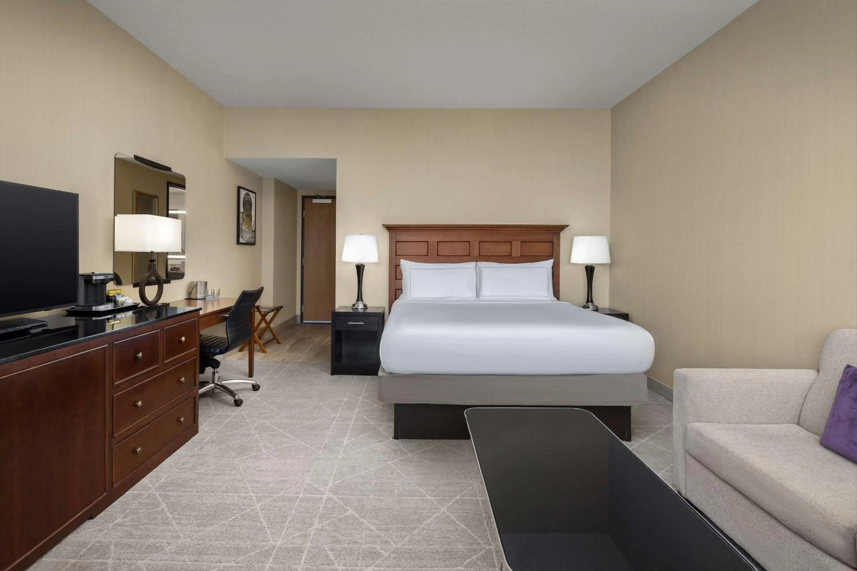 Bed in DoubleTree by Hilton Chicago O'Hare Airport-Rosemont