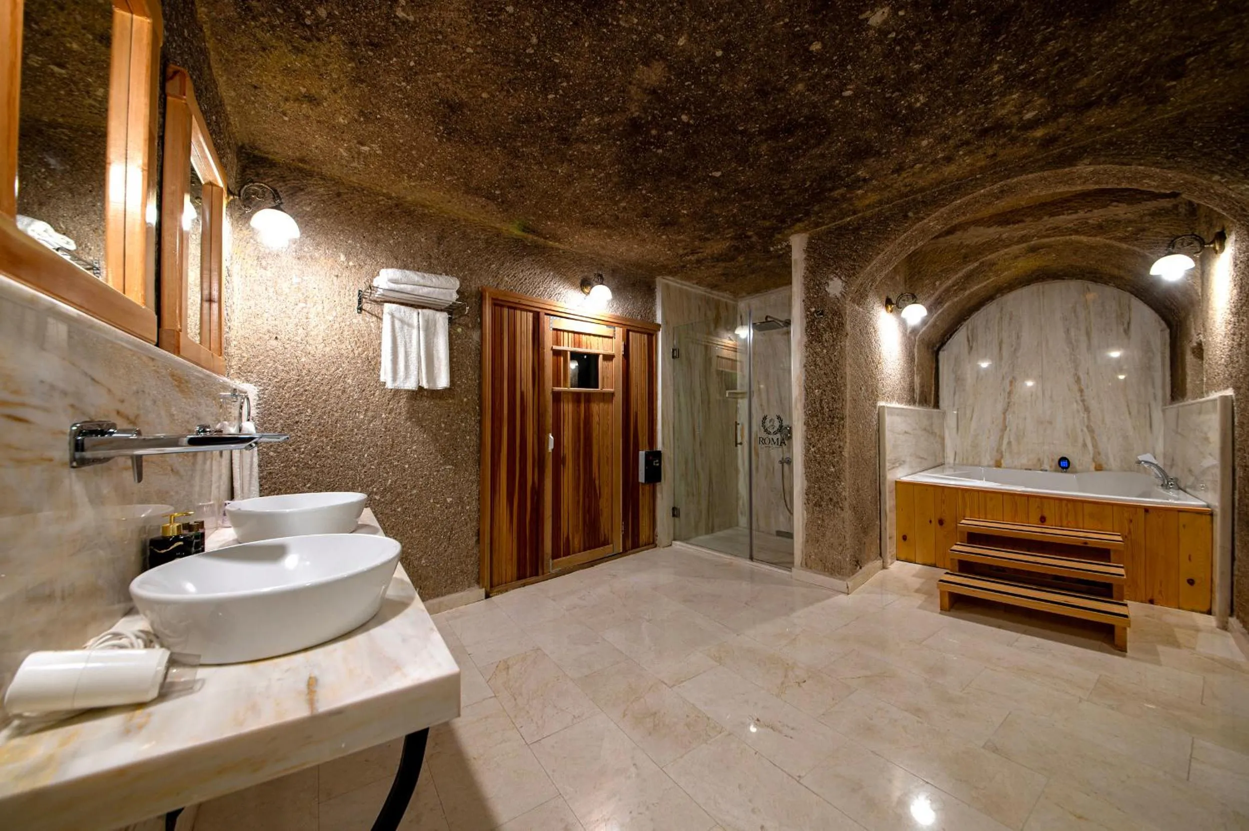 Toilet in Roma Cave Suite