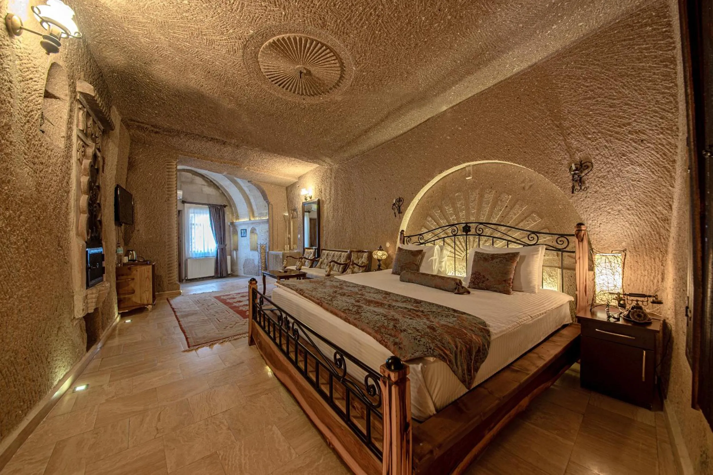 Massage, Bed in Roma Cave Suite